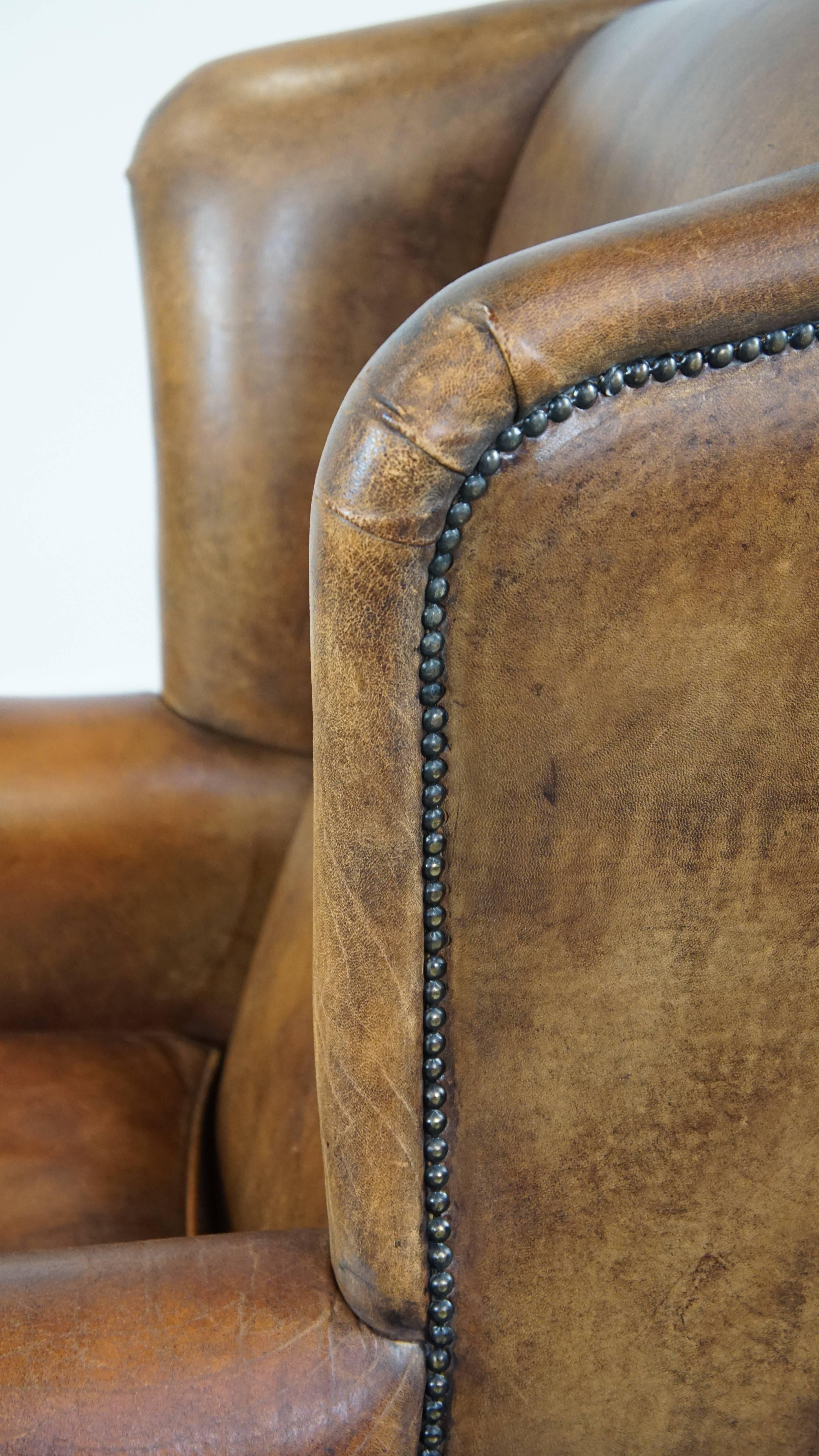 Sillón grande de piel de oveja con bonitos colores y clavos decorativos en venta 4