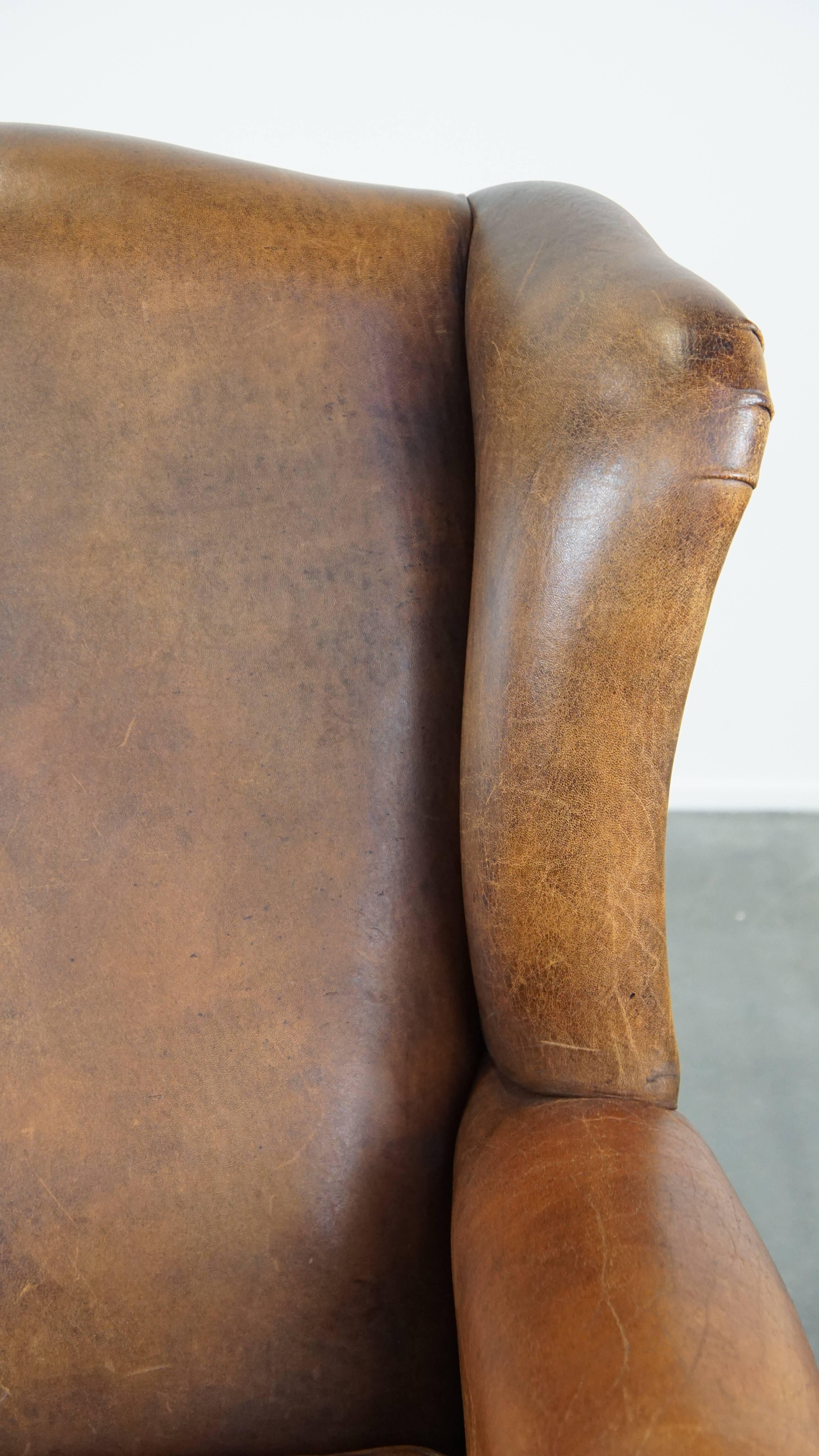 Sillón grande de piel de oveja con bonitos colores y clavos decorativos en venta 6