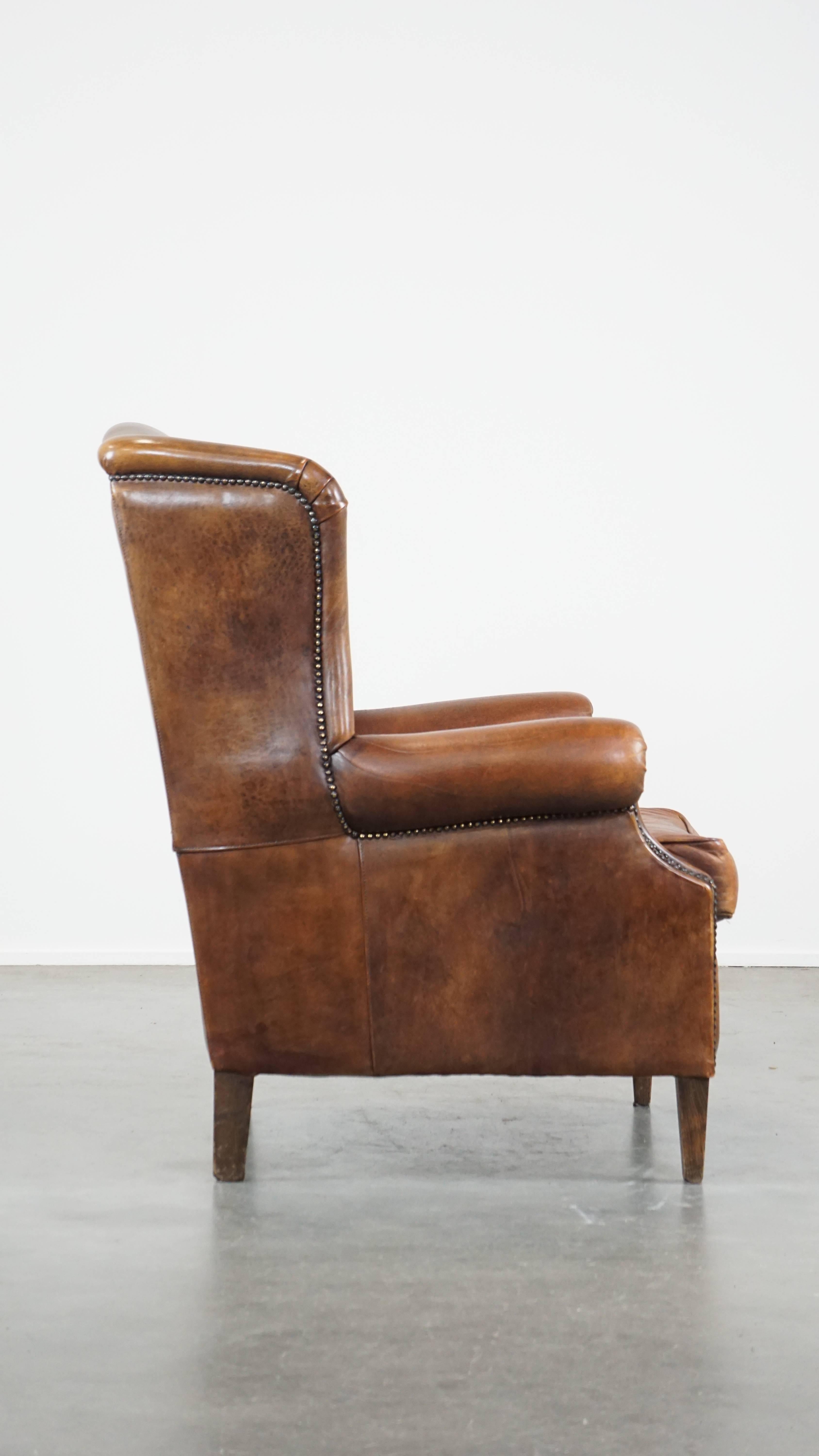 Sillón grande de piel de oveja con bonitos colores y clavos decorativos Hecho a mano en venta