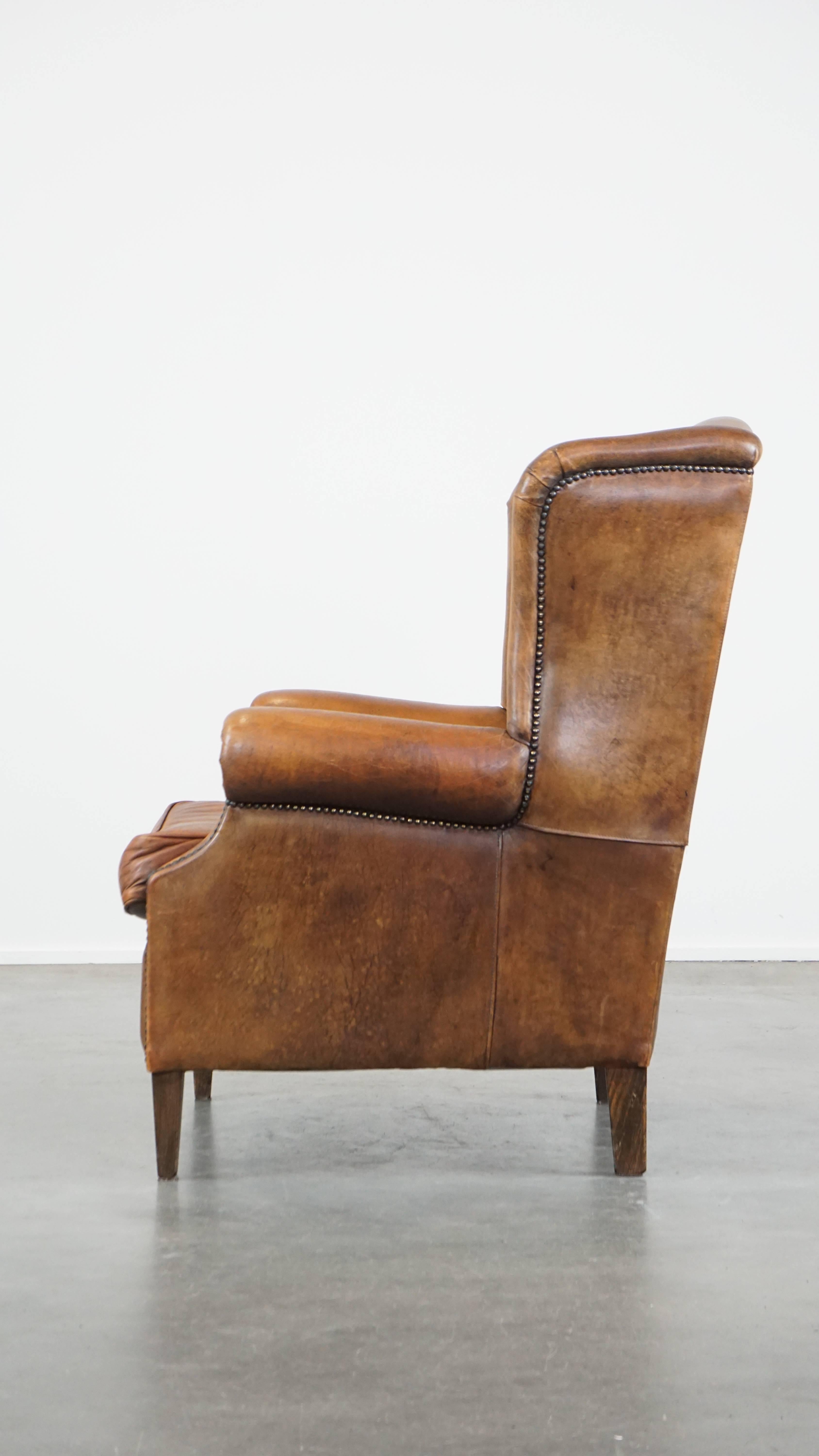 Sillón grande de piel de oveja con bonitos colores y clavos decorativos siglo XX en venta