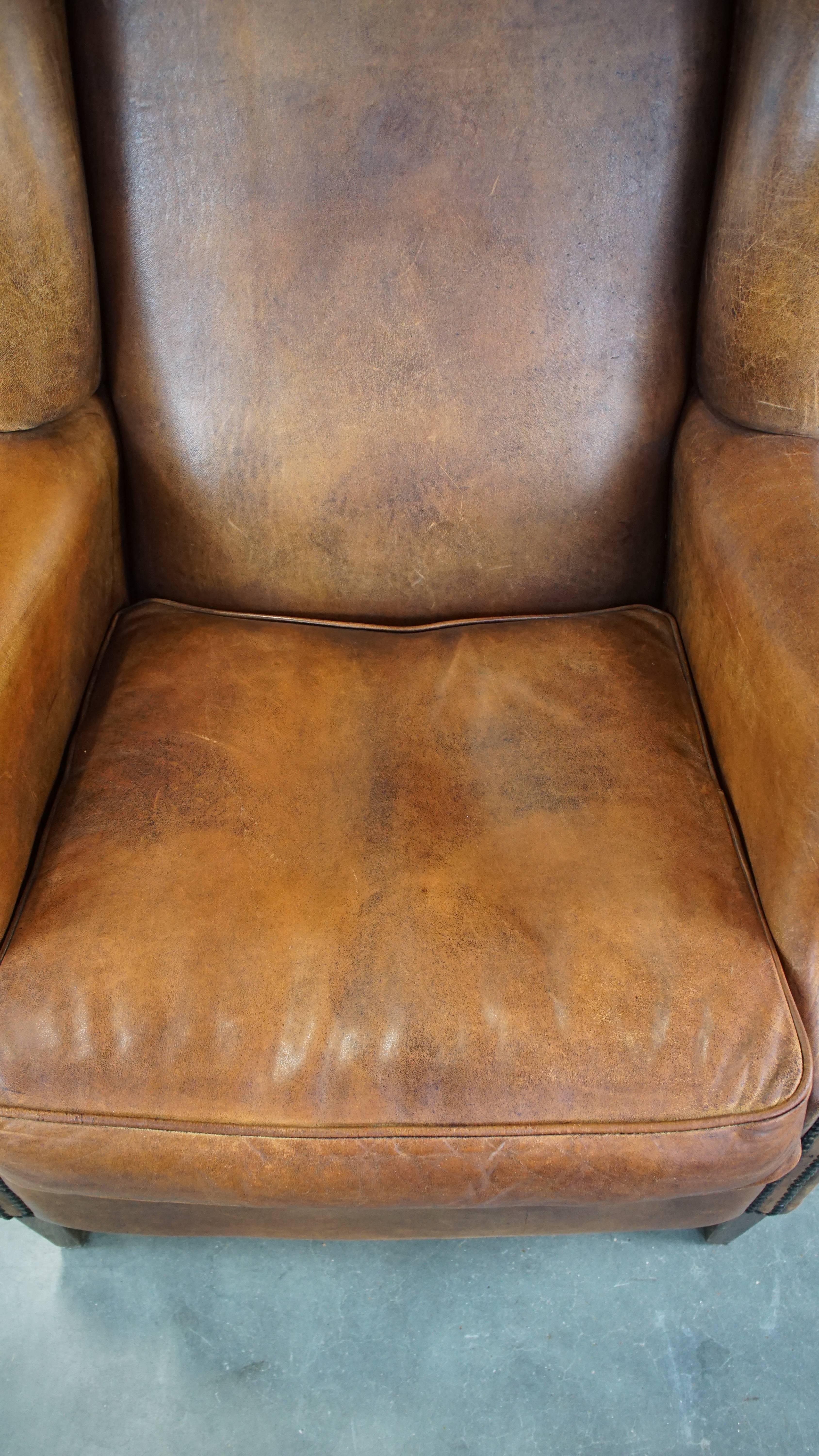 Sillón grande de piel de oveja con bonitos colores y clavos decorativos Piel de carnero en venta