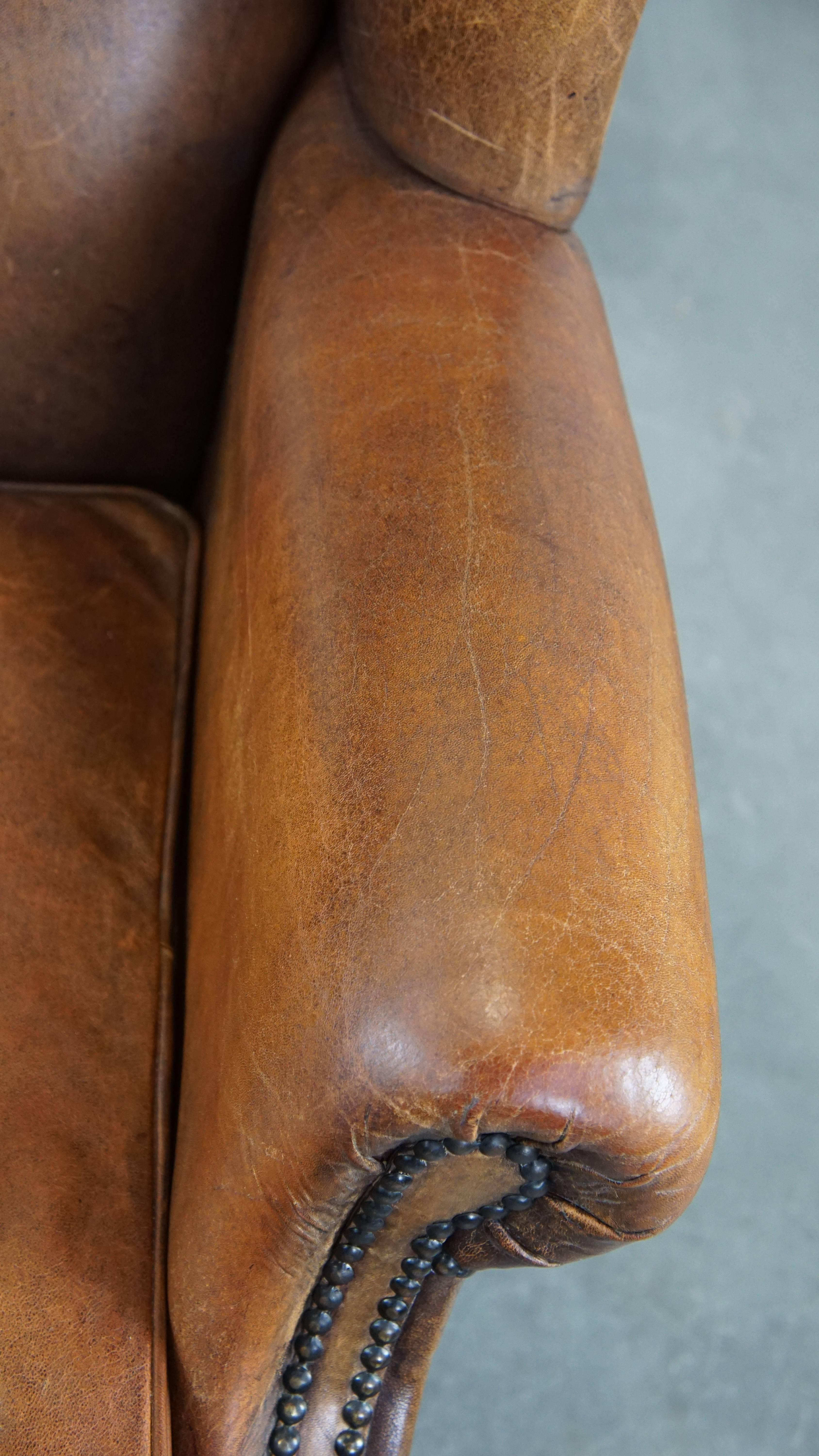 Sillón grande de piel de oveja con bonitos colores y clavos decorativos en venta 2