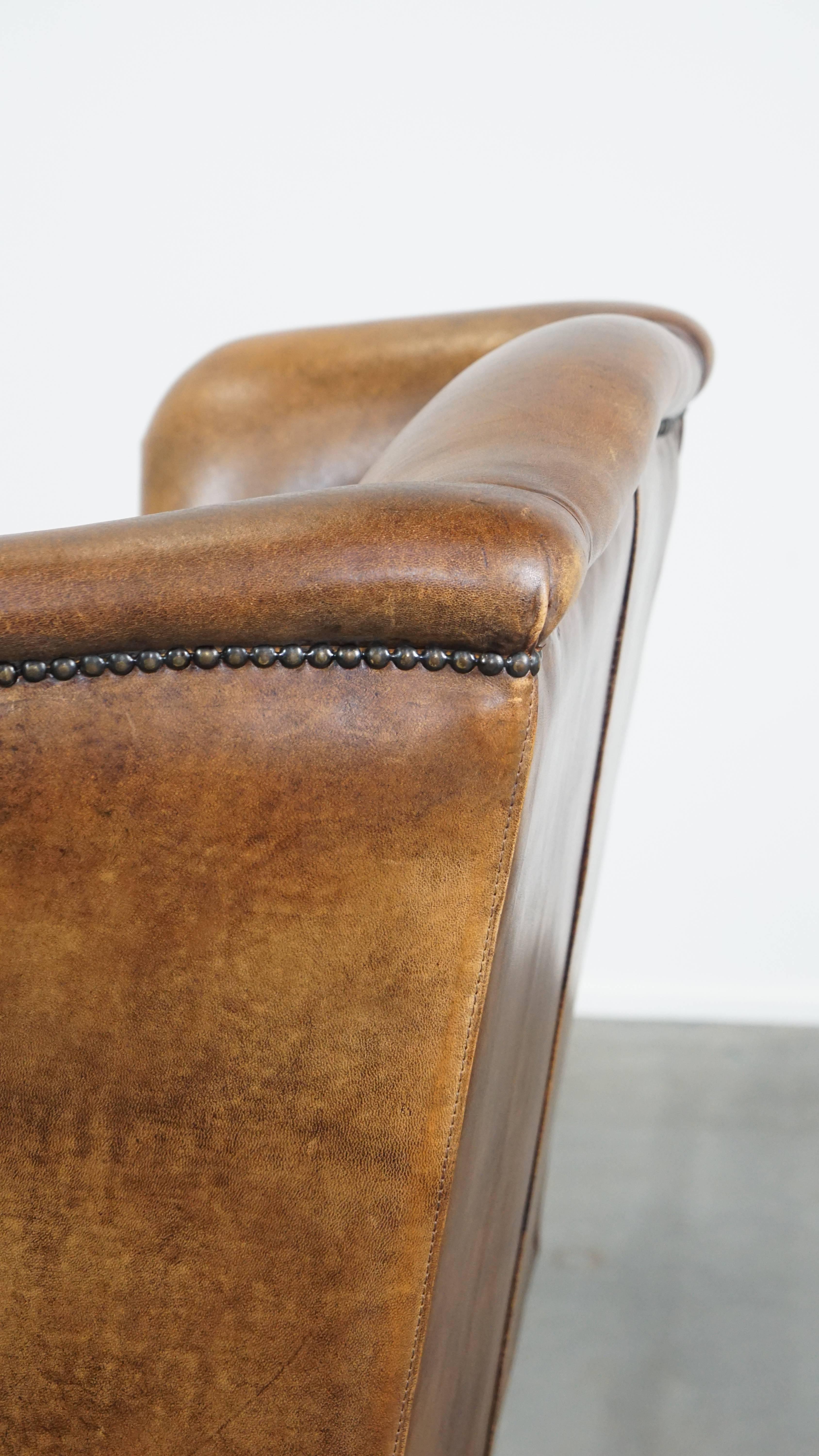 Sillón grande de piel de oveja con bonitos colores y clavos decorativos en venta 3