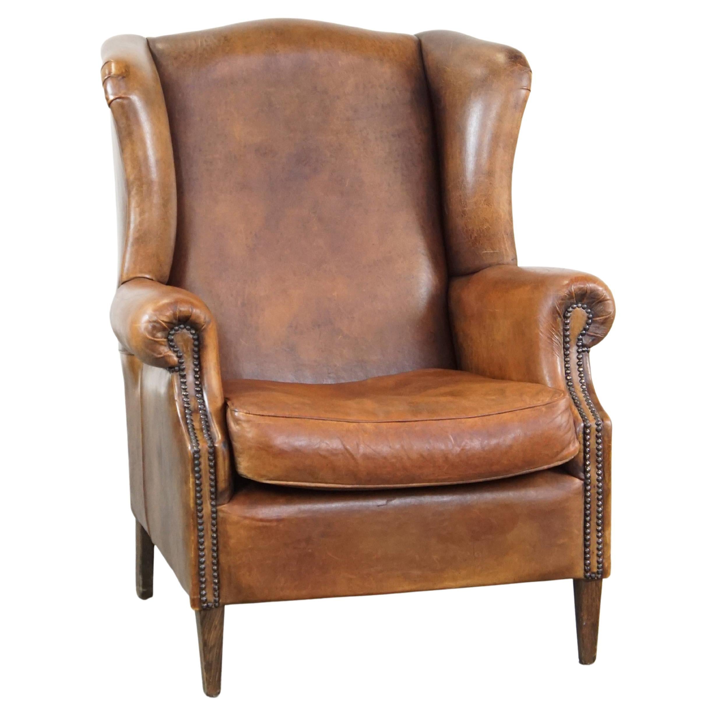 Sillón grande de piel de oveja con bonitos colores y clavos decorativos en venta