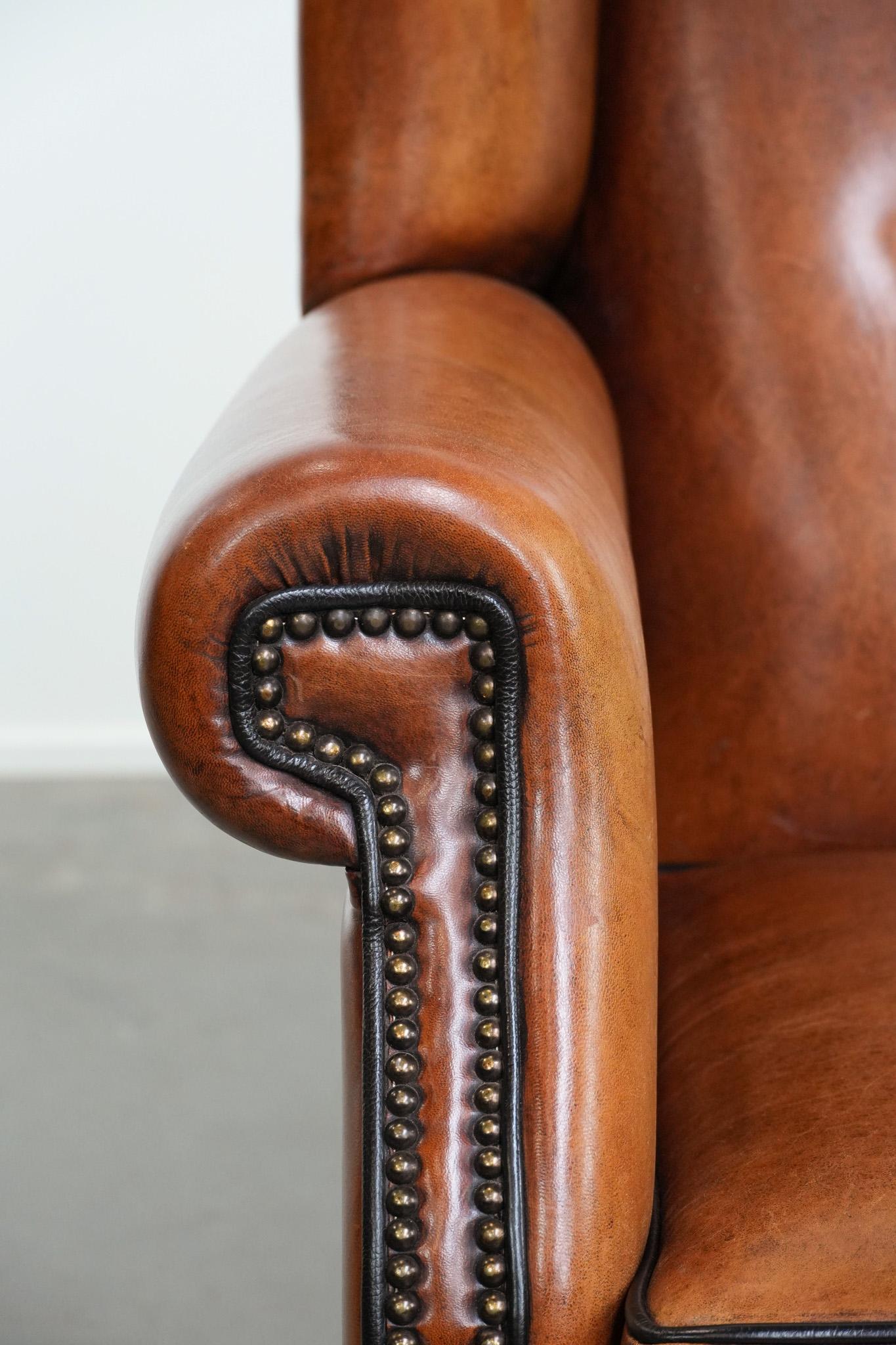 Grand fauteuil à oreilles en peau de mouton avec passepoil noir et clous décoratifs en vente 4