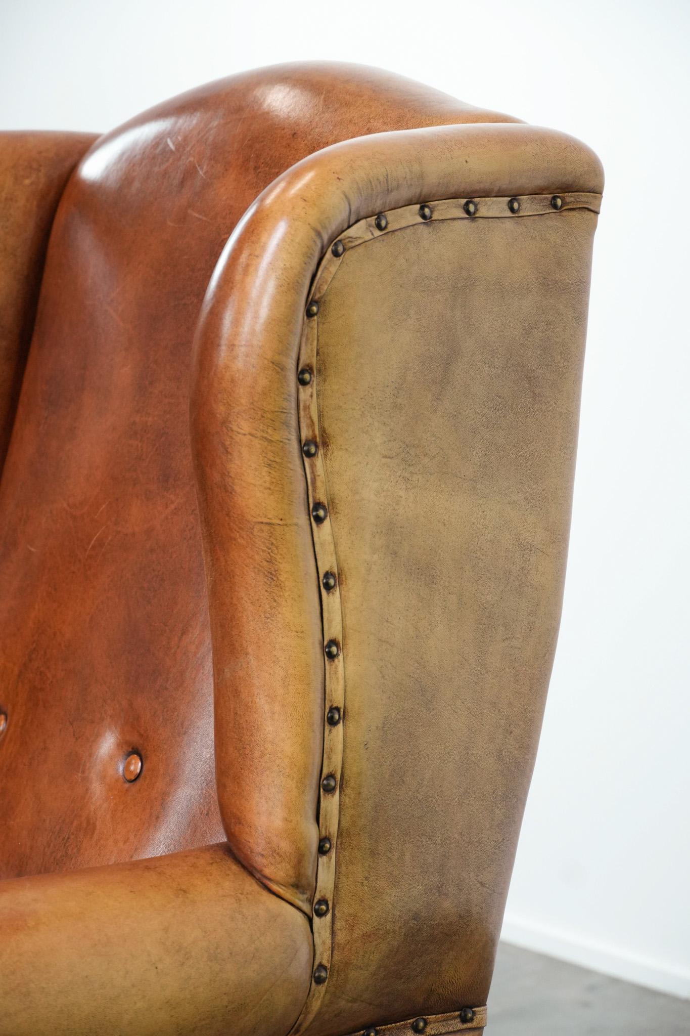 Grand fauteuil à oreilles en peau de mouton avec passepoil noir et clous décoratifs en vente 5