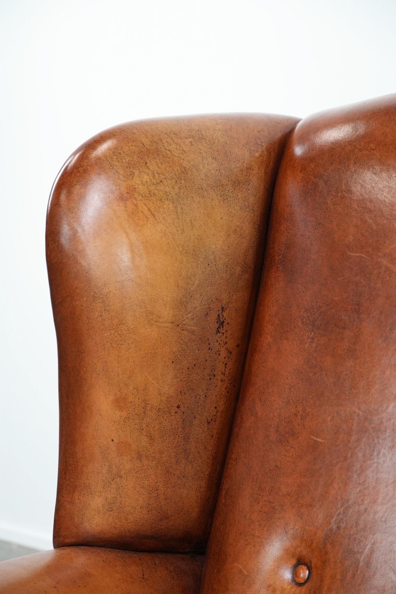 Grand fauteuil à oreilles en peau de mouton avec passepoil noir et clous décoratifs en vente 6