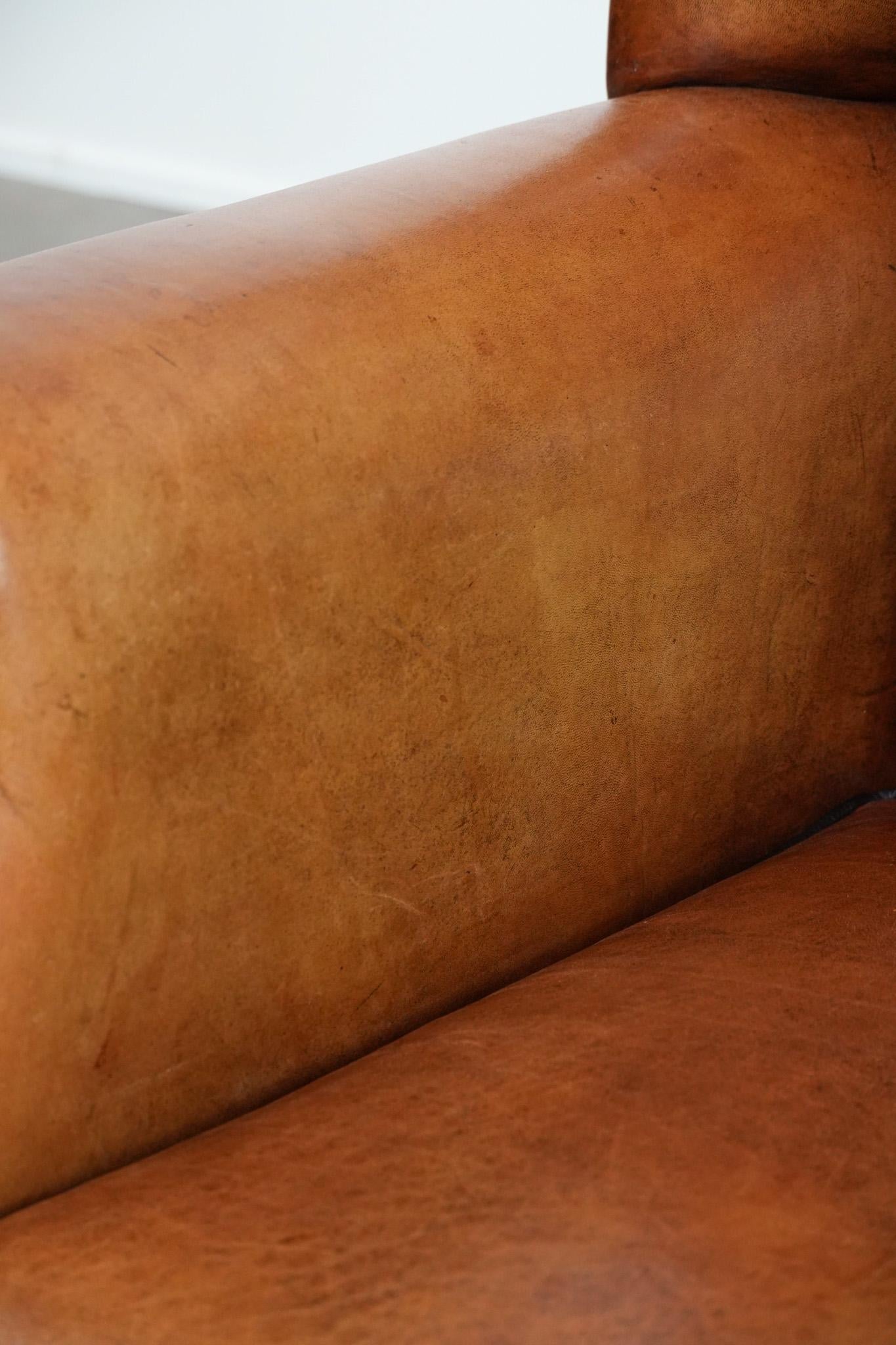 Grand fauteuil à oreilles en peau de mouton avec passepoil noir et clous décoratifs en vente 7