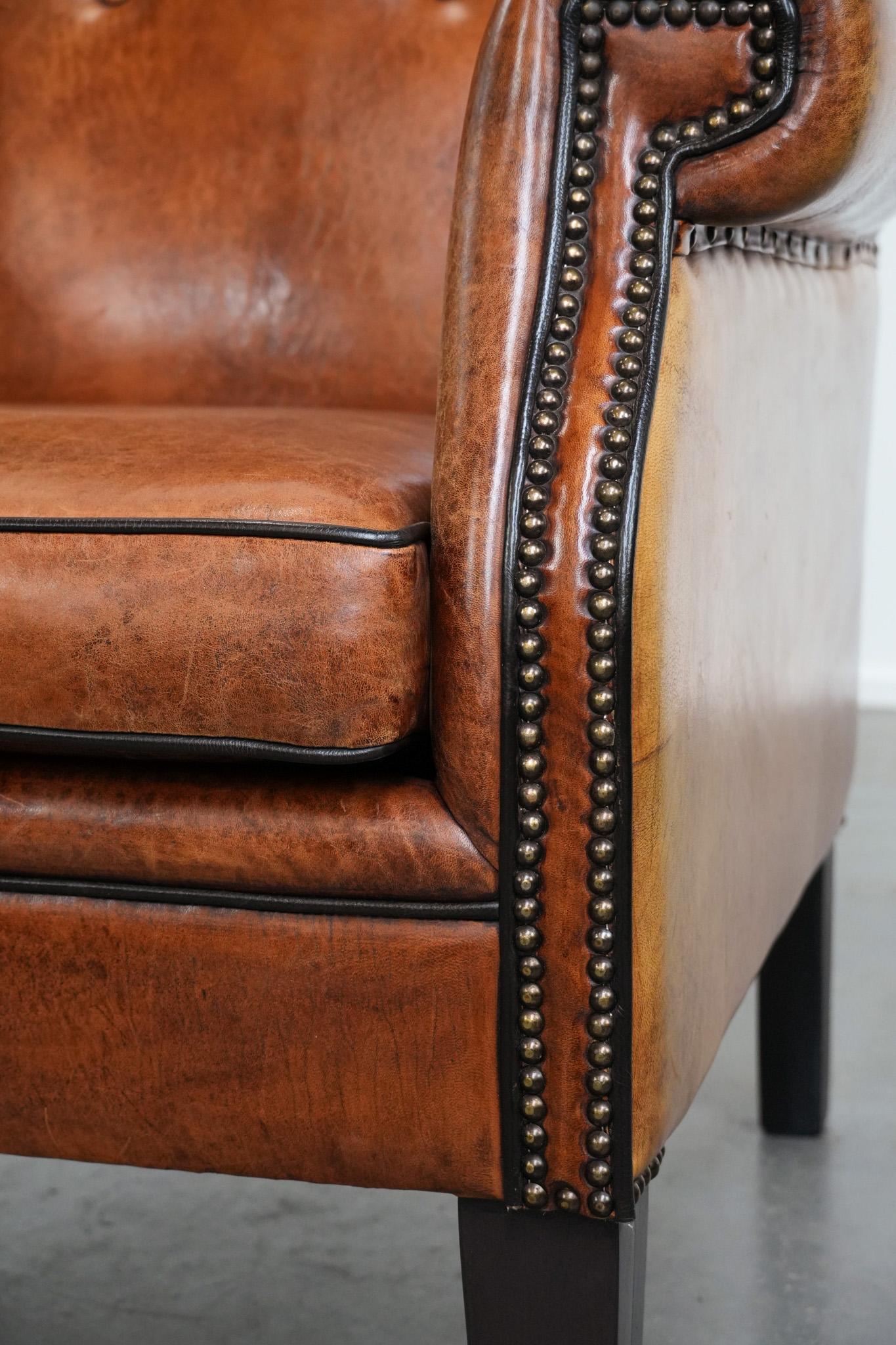 Grand fauteuil à oreilles en peau de mouton avec passepoil noir et clous décoratifs en vente 8