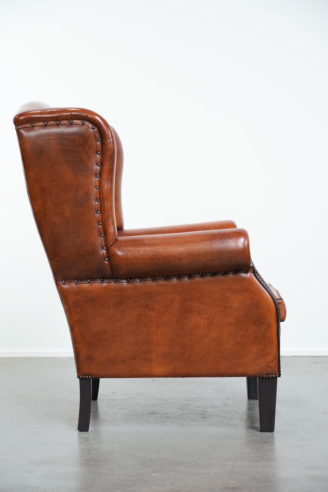 Fait main Grand fauteuil à oreilles en peau de mouton avec passepoil noir et clous décoratifs en vente