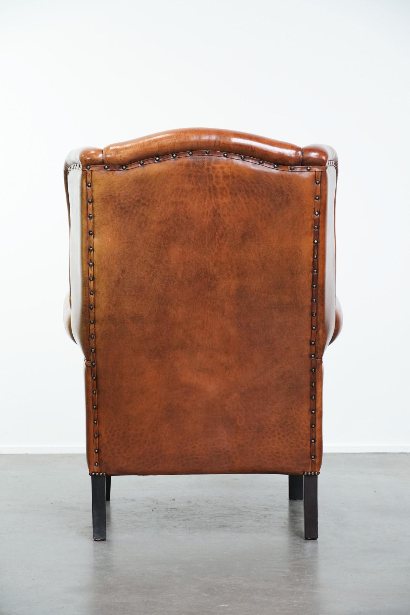 Grand fauteuil à oreilles en peau de mouton avec passepoil noir et clous décoratifs Bon état - En vente à Harderwijk, NL