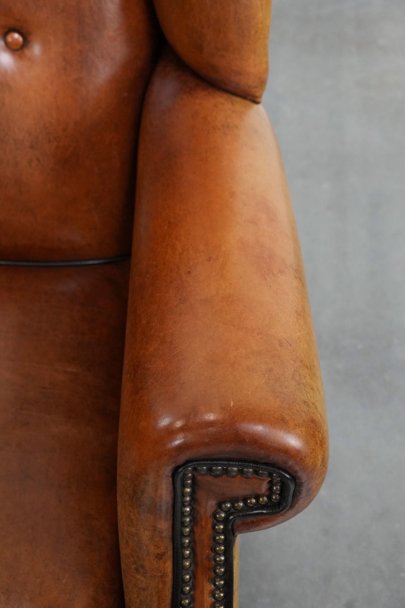 Grand fauteuil à oreilles en peau de mouton avec passepoil noir et clous décoratifs en vente 2