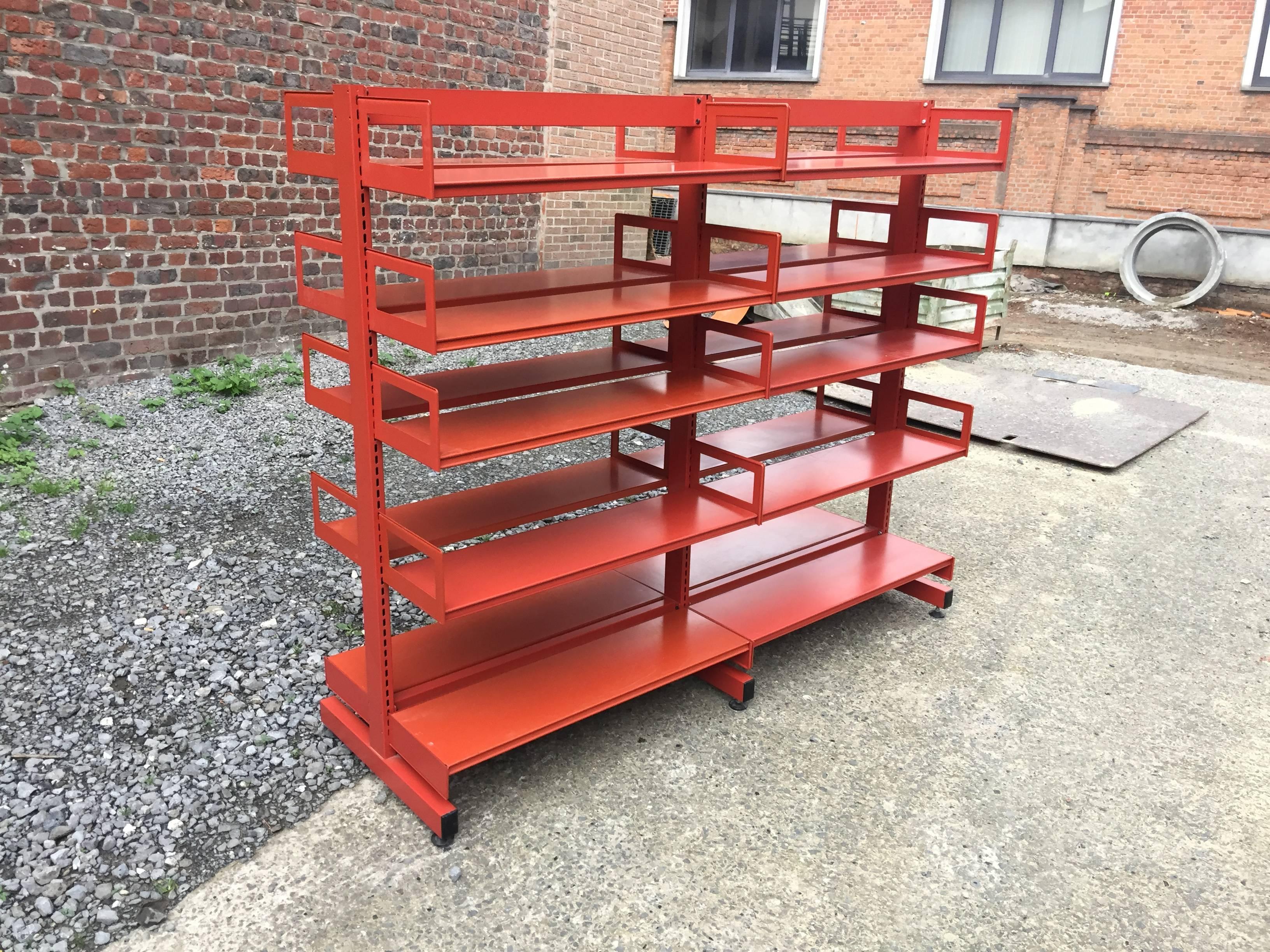 Large shelf in lacquered metal, circa 1970.
Rack and pinion system, fully adjustable and dismantable. Dual sided.