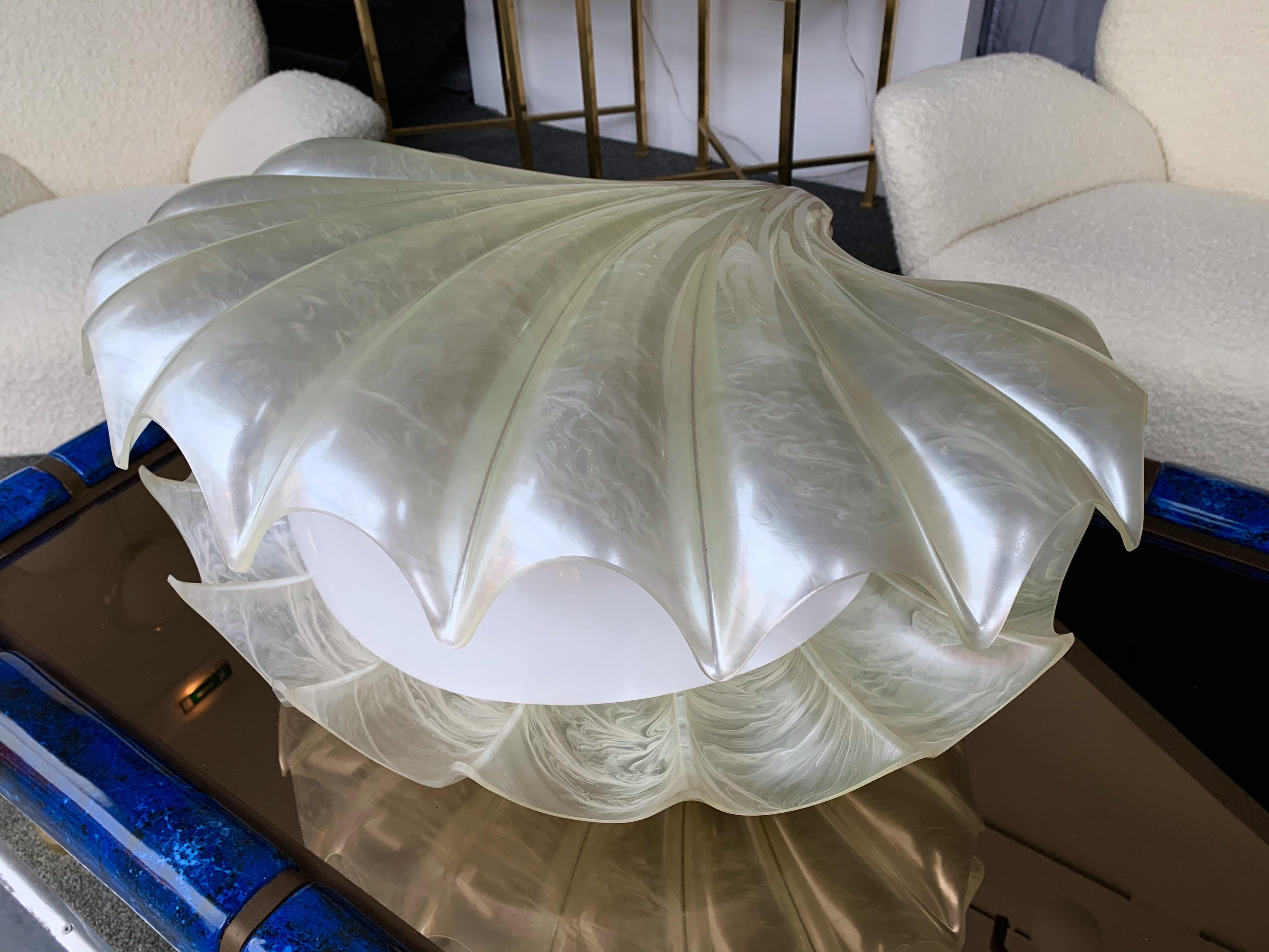 Large Shell Lamp Pearl Resin Brass by Maison Rougier, France, 1970s In Good Condition In SAINT-OUEN, FR