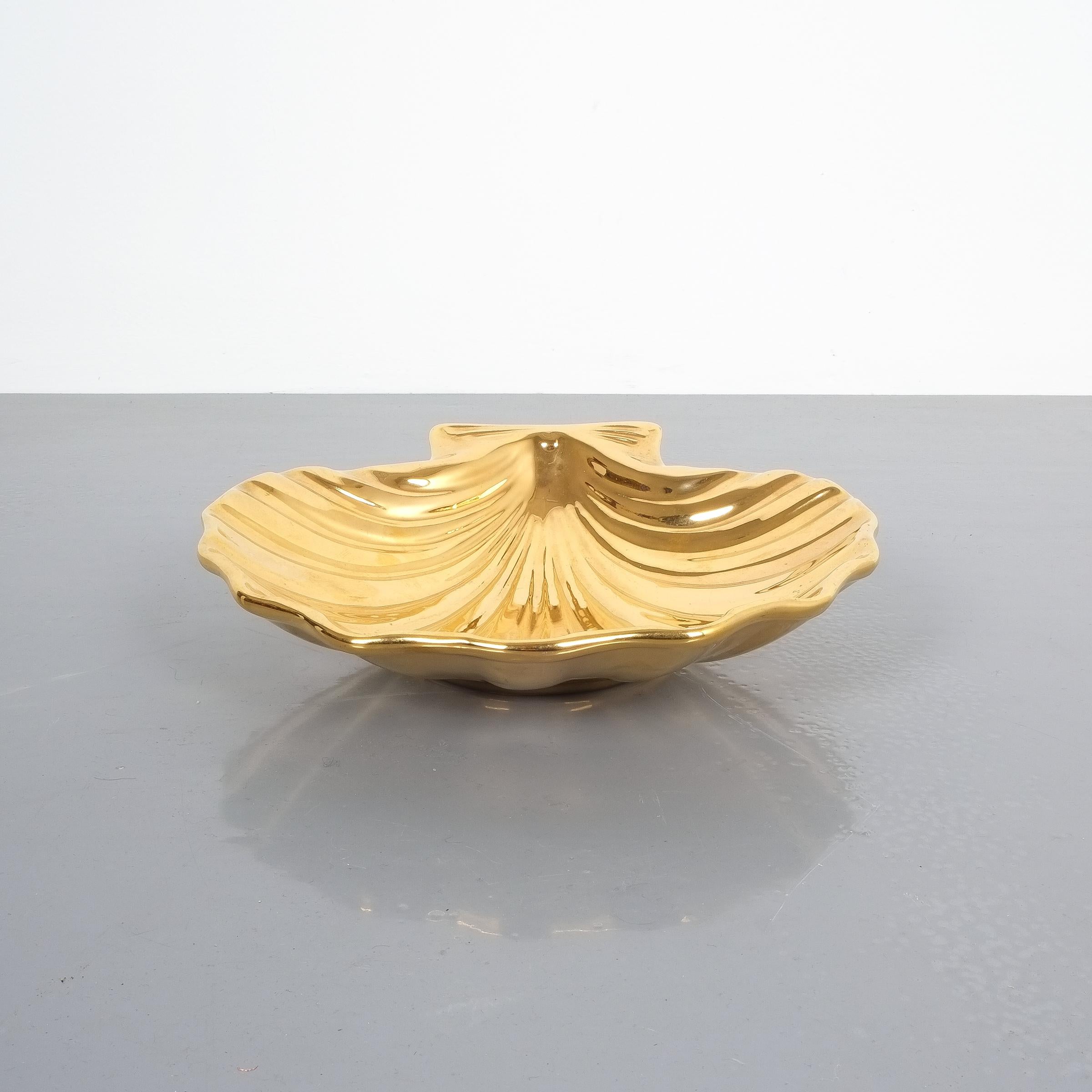 italien Grand bol en céramique dorée en forme de coquillage, Italie, milieu du siècle en vente