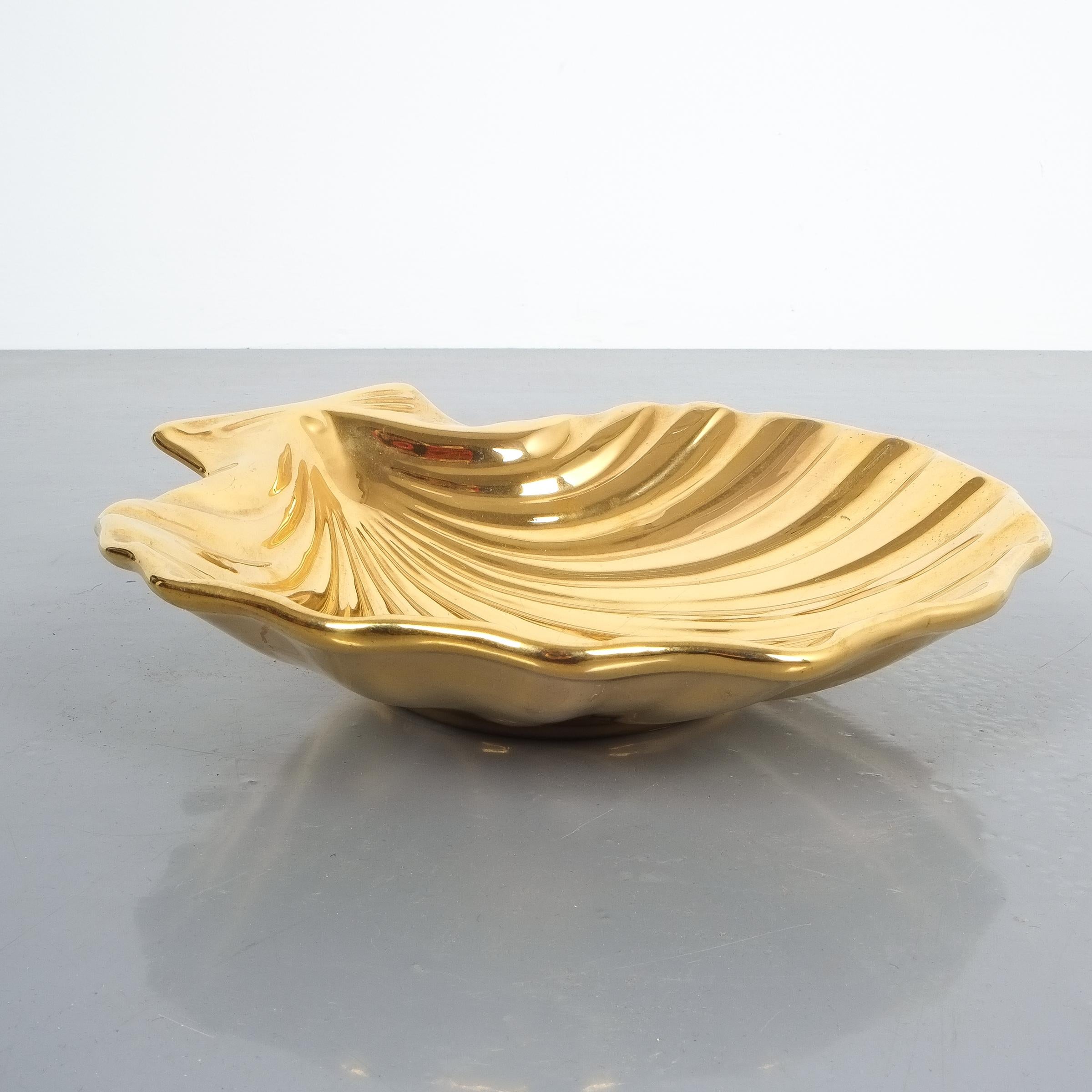 Vernissé Grand bol en céramique dorée en forme de coquillage, Italie, milieu du siècle en vente
