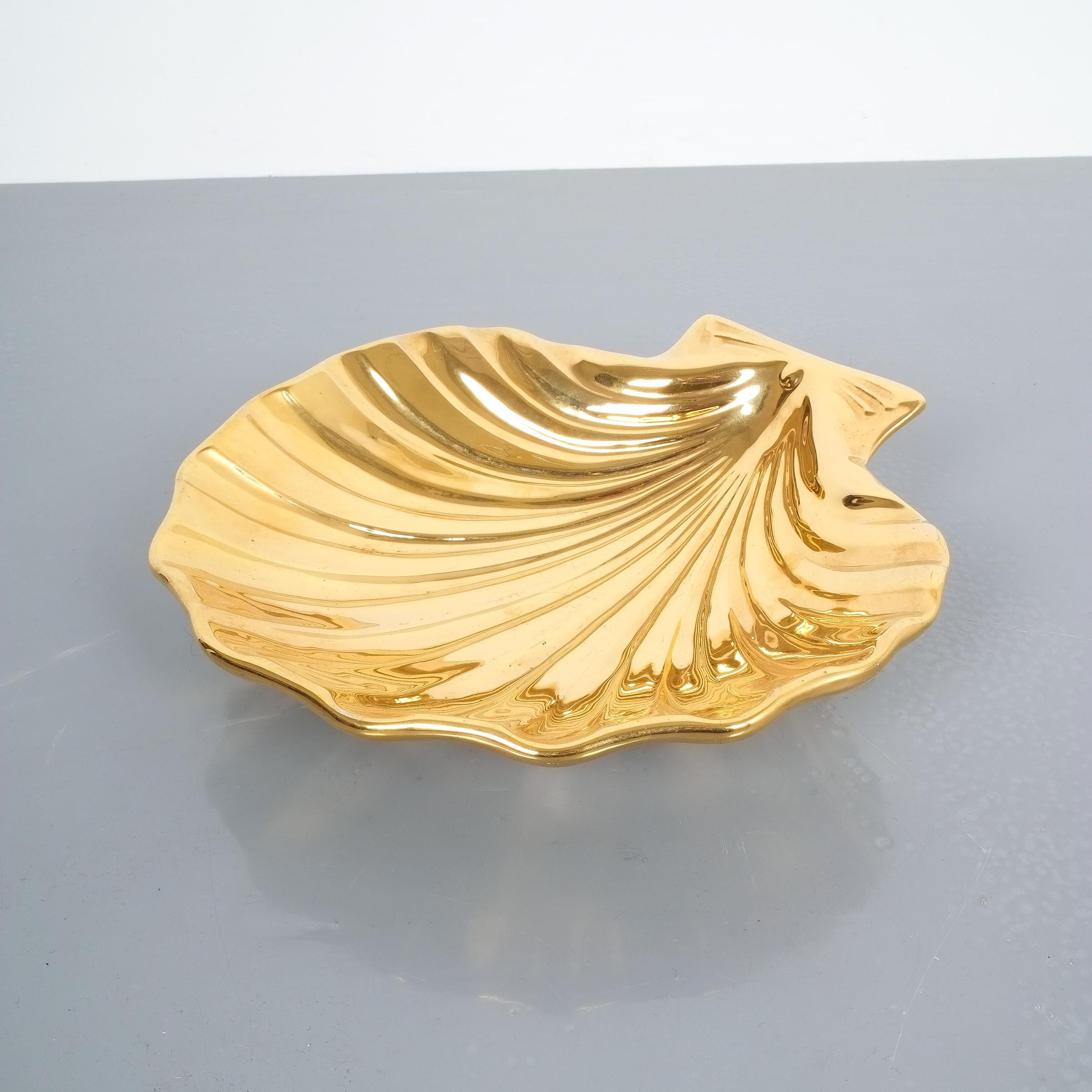 Large Shell Shaped Gold Ceramics Midcentury Bowl, Italy In Good Condition For Sale In Vienna, AT