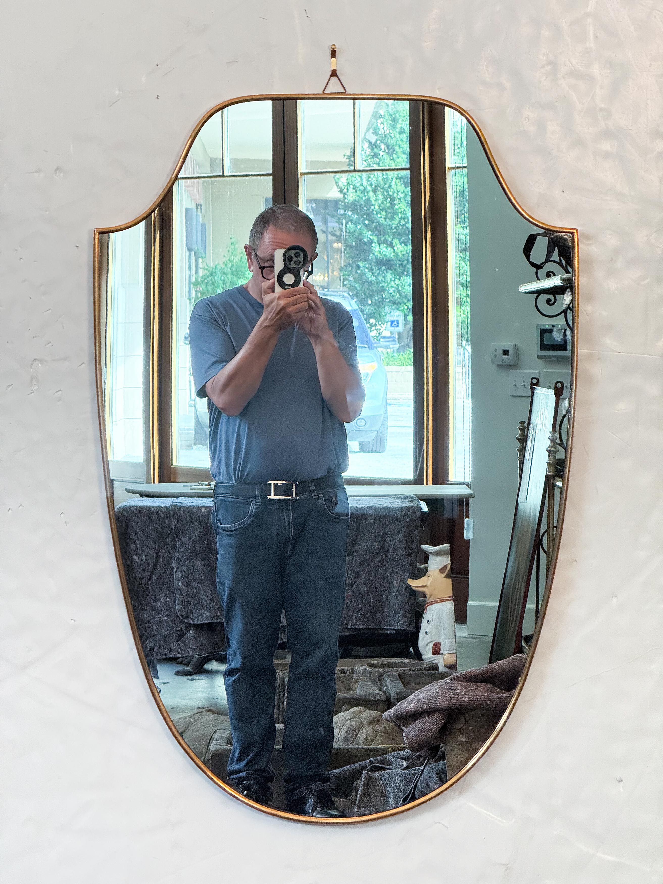 Moderne Grand miroir mural en forme de bouclier en laiton d'Italie (H 35 1/2 x L 23 1/2) en vente