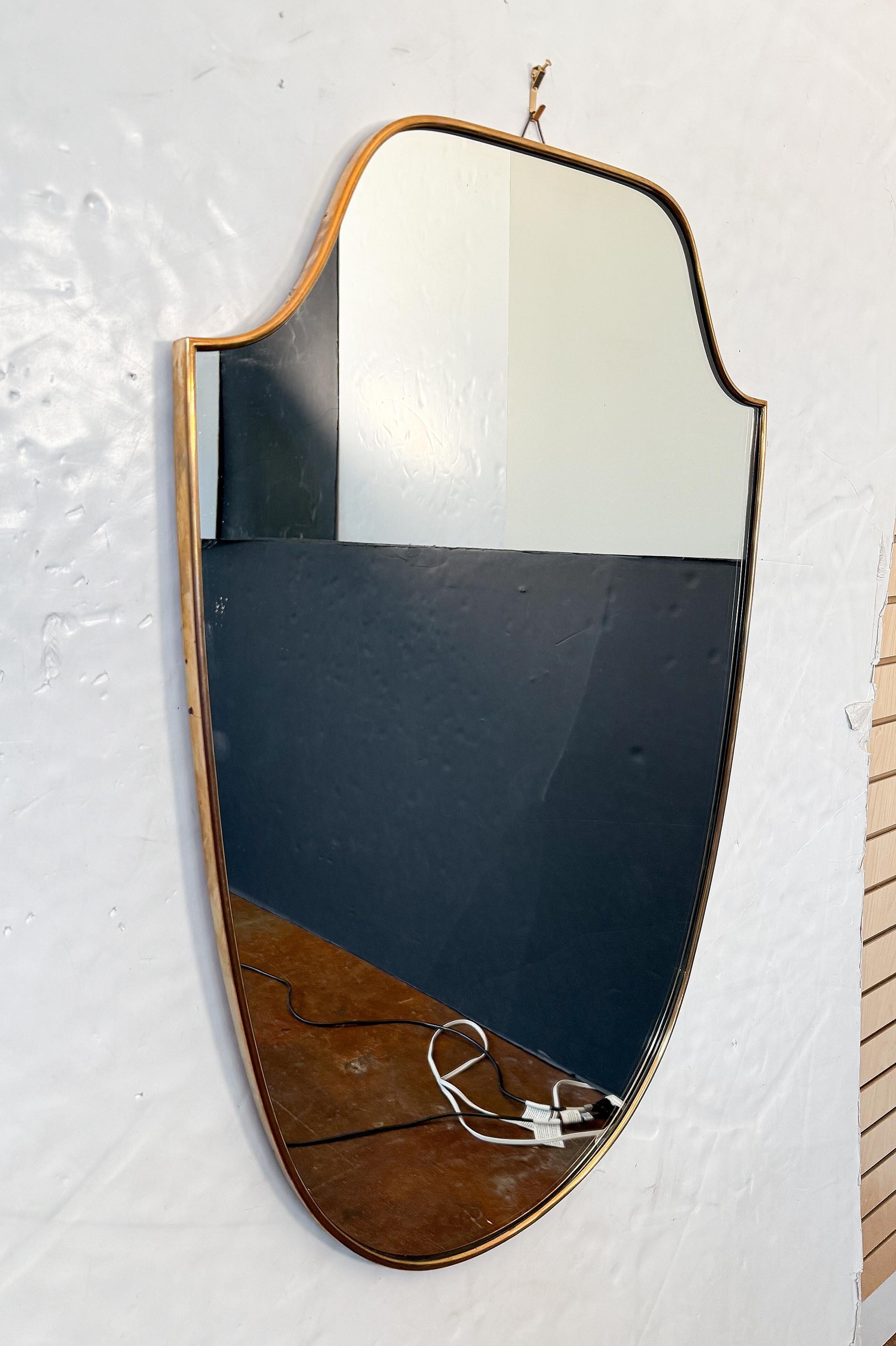 italien Grand miroir mural en forme de bouclier en laiton d'Italie (H 35 1/2 x L 23 1/2) en vente