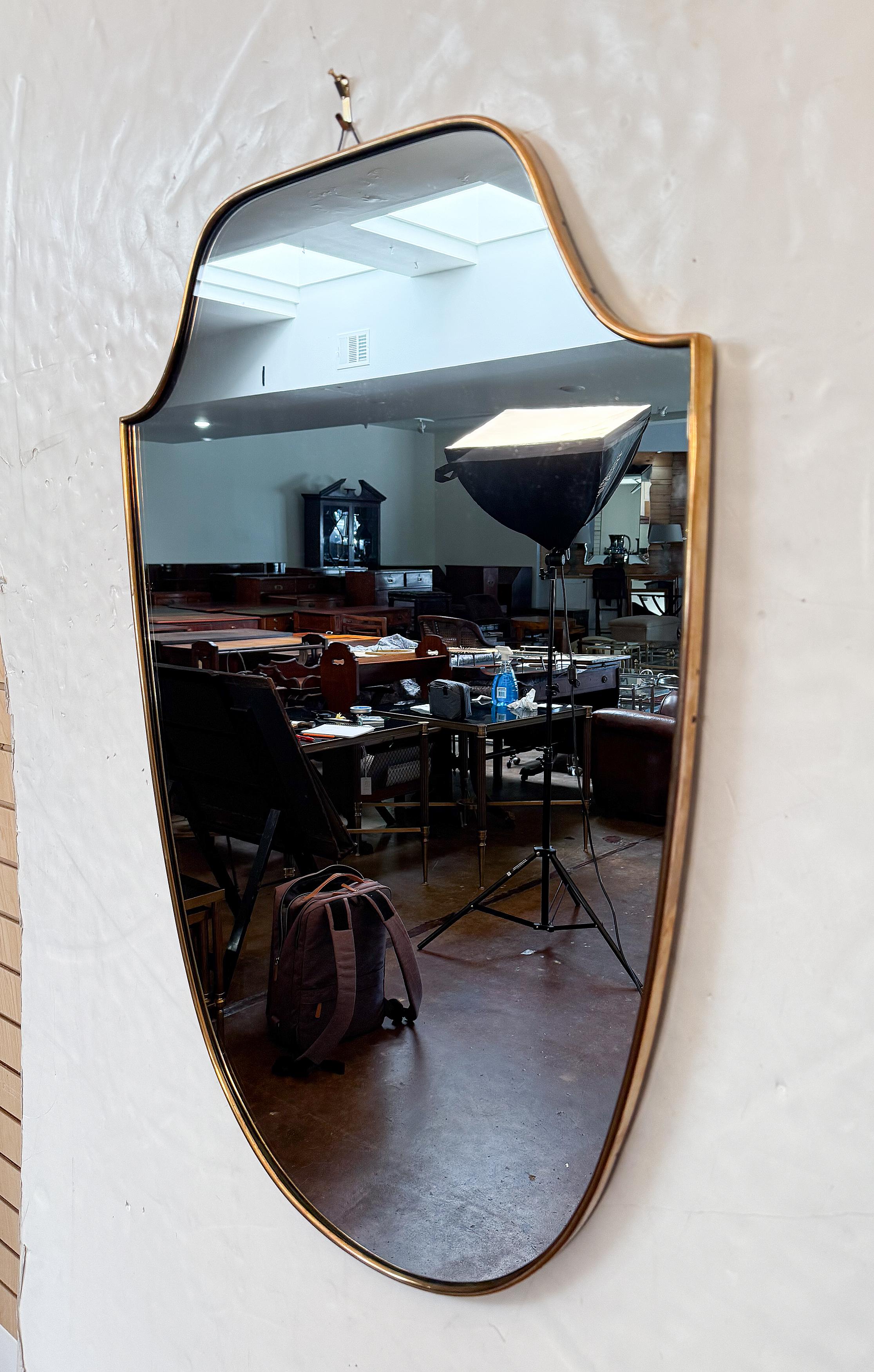 Grand miroir mural en forme de bouclier en laiton d'Italie (H 35 1/2 x L 23 1/2) Bon état - En vente à Austin, TX