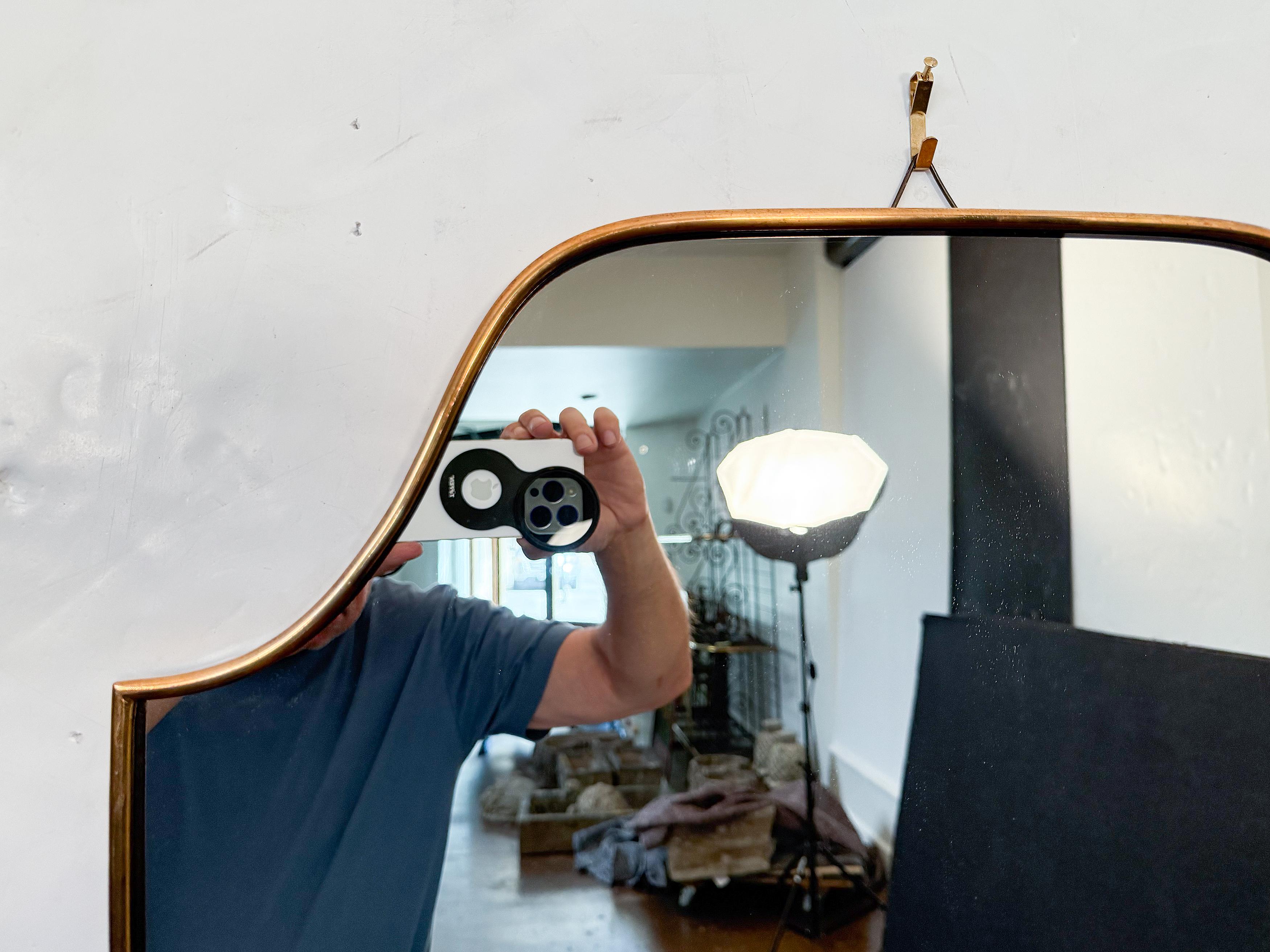 20ième siècle Grand miroir mural en forme de bouclier en laiton d'Italie (H 35 1/2 x L 23 1/2) en vente