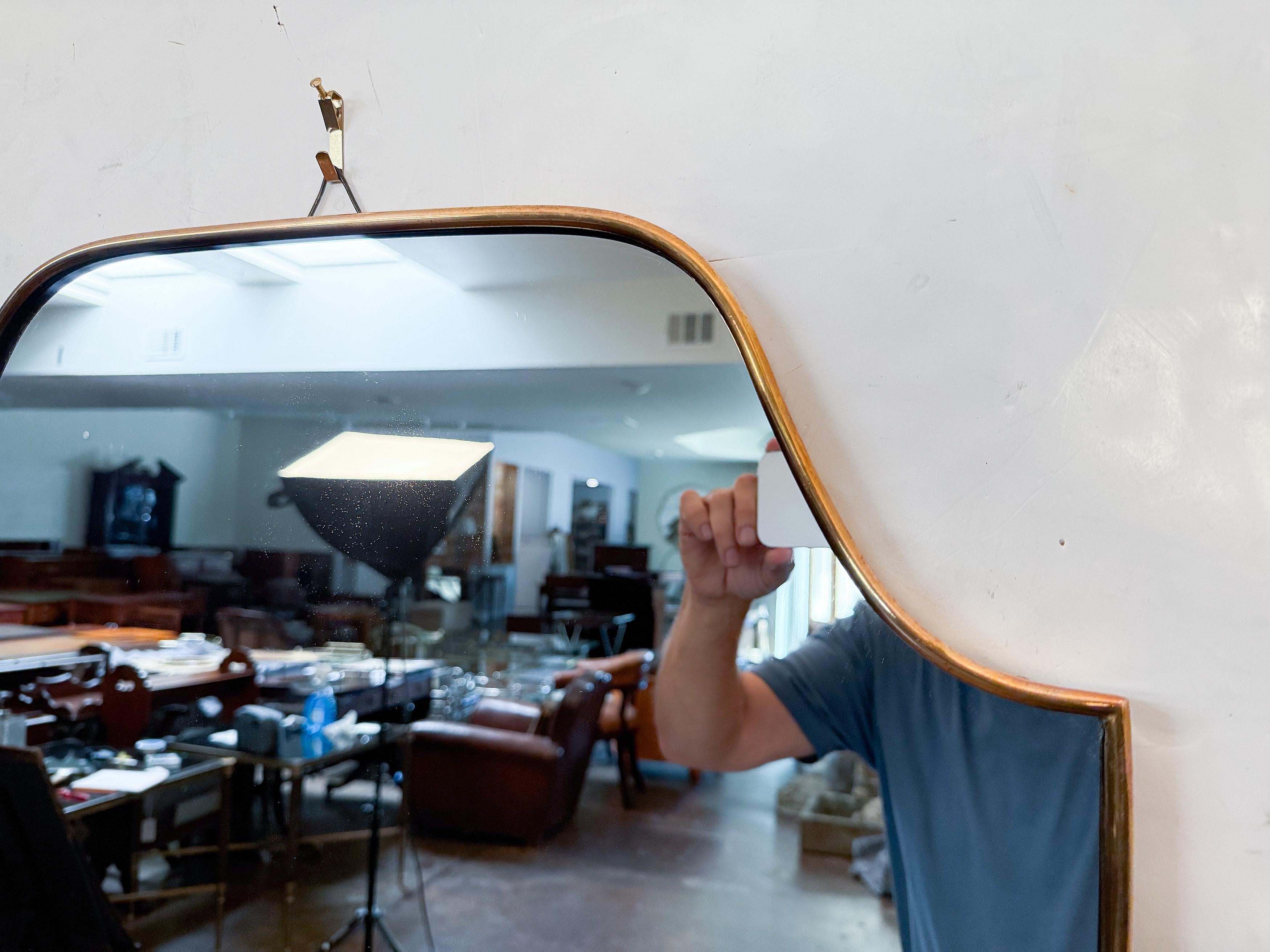 Laiton Grand miroir mural en forme de bouclier en laiton d'Italie (H 35 1/2 x L 23 1/2) en vente