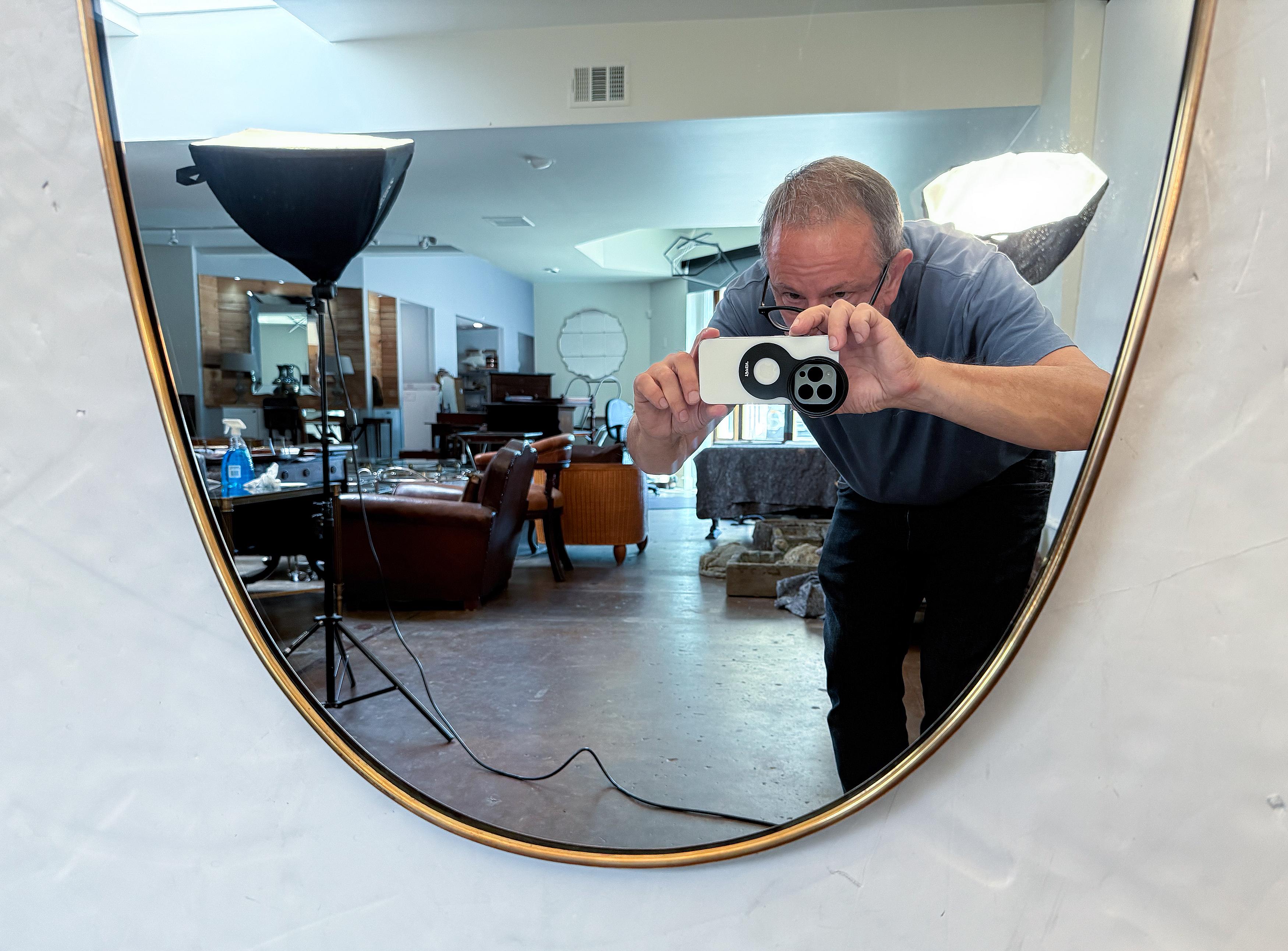 Grand miroir mural en forme de bouclier en laiton d'Italie (H 35 1/2 x L 23 1/2) en vente 1