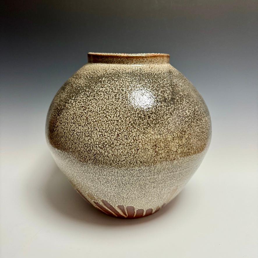 Tsubo smaltato Shino di grandi dimensioni di Jason Fox.

Artista del sud della California da oltre metà della sua vita, Jason Fox Contemporary Ceramic si basa sulla sua formazione classica in architettura e storia dell'arte, oltre che sul suo amore