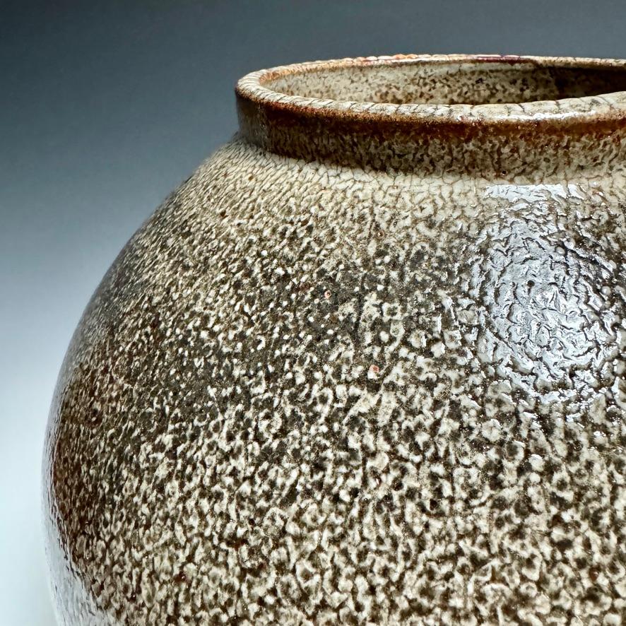 Moderno Tsubo grande in ceramica smaltata Shino di Jason Fox in vendita