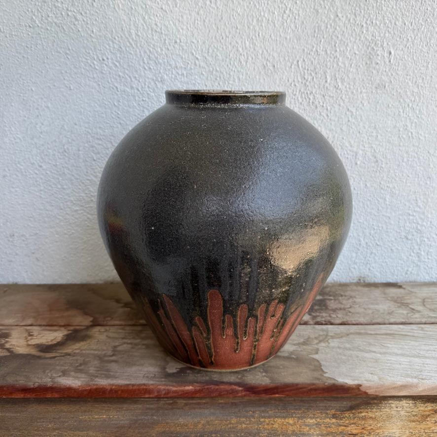 Großer Tsubo mit Shino-Glasur von Jason Fox.

Der zeitgenössische Keramikkünstler Jason Fox, der seit über der Hälfte seines Lebens in Südkalifornien lebt, stützt sich auf seine klassische Ausbildung in Architektur und Kunstgeschichte sowie auf