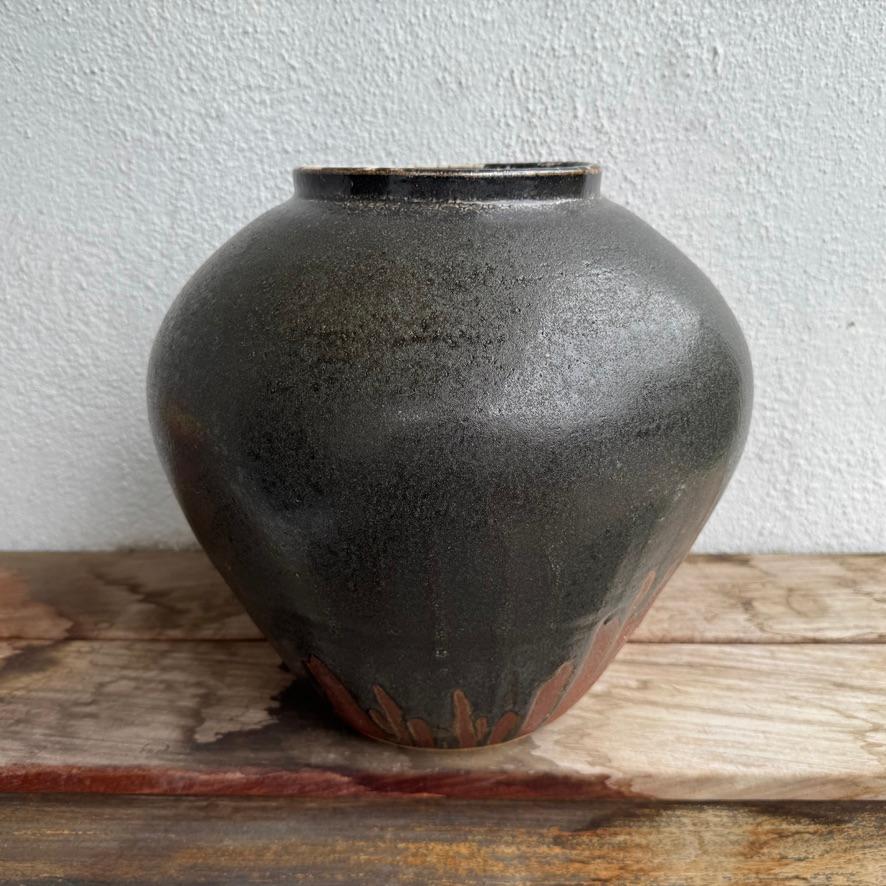 Tsubo esmaltado Shino grande, por Jason Fox.

Jason Fox, que lleva más de la mitad de su vida en el sur de California, es un artista de cerámica contemporánea que se basa en su educación clásica en Arquitectura e Historia del Arte, así como en su