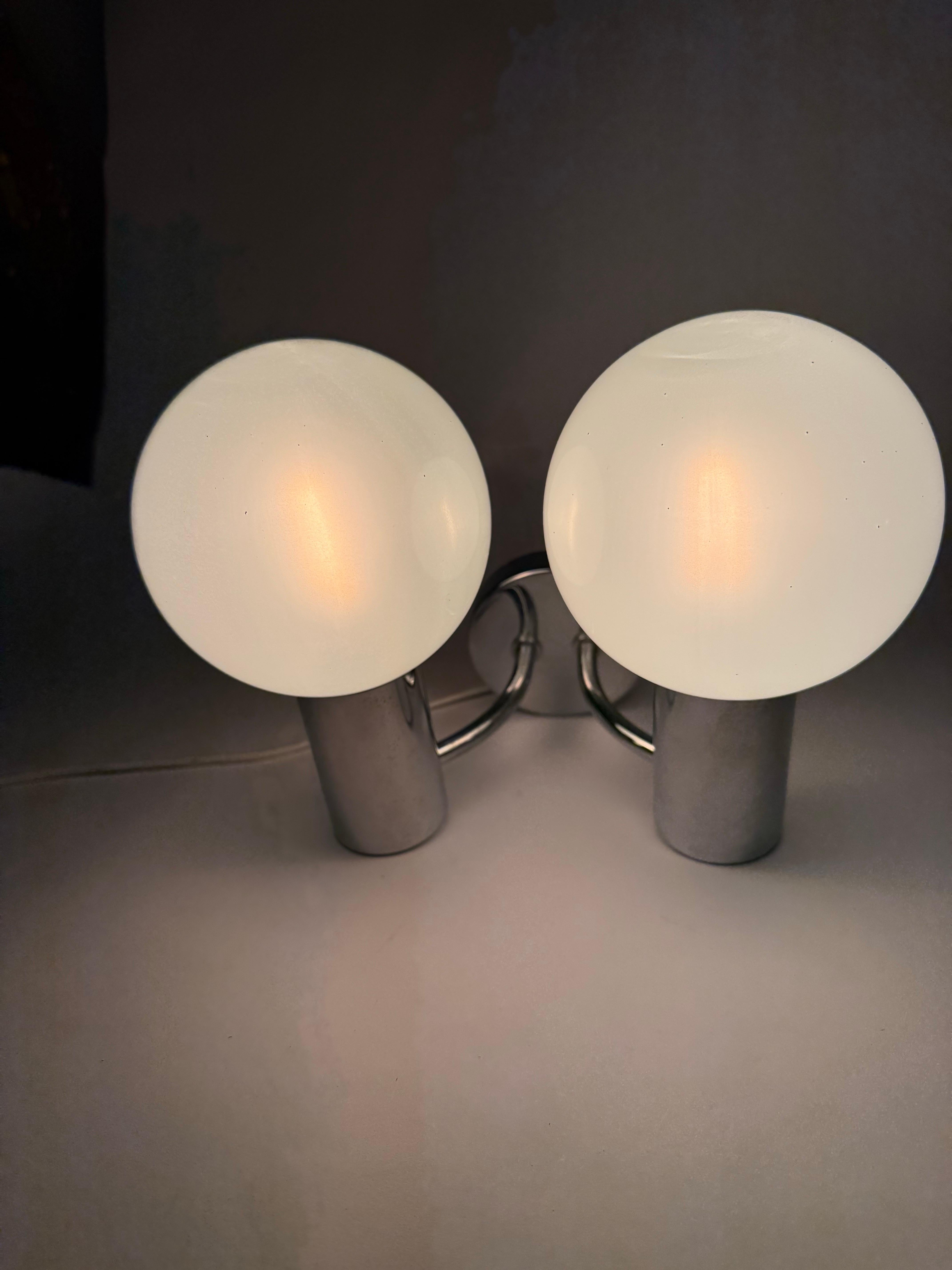 The Magic Pearls by Motoko Ischii are wall lights that are hard to find, as they were already among the most expensive in the 1970s and exude exclusivity. The lamp glasses have a shimmer that immediately captivates you. The spheres are like giant