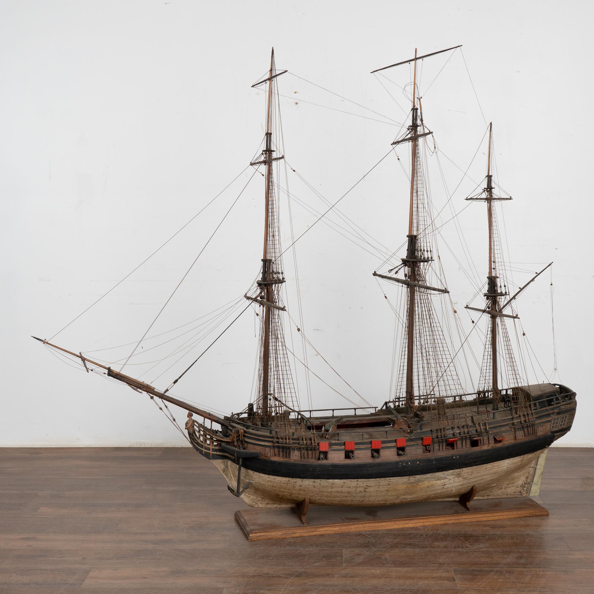 Questo impressionante modello di nave di grandi dimensioni raffigura la nave francese 