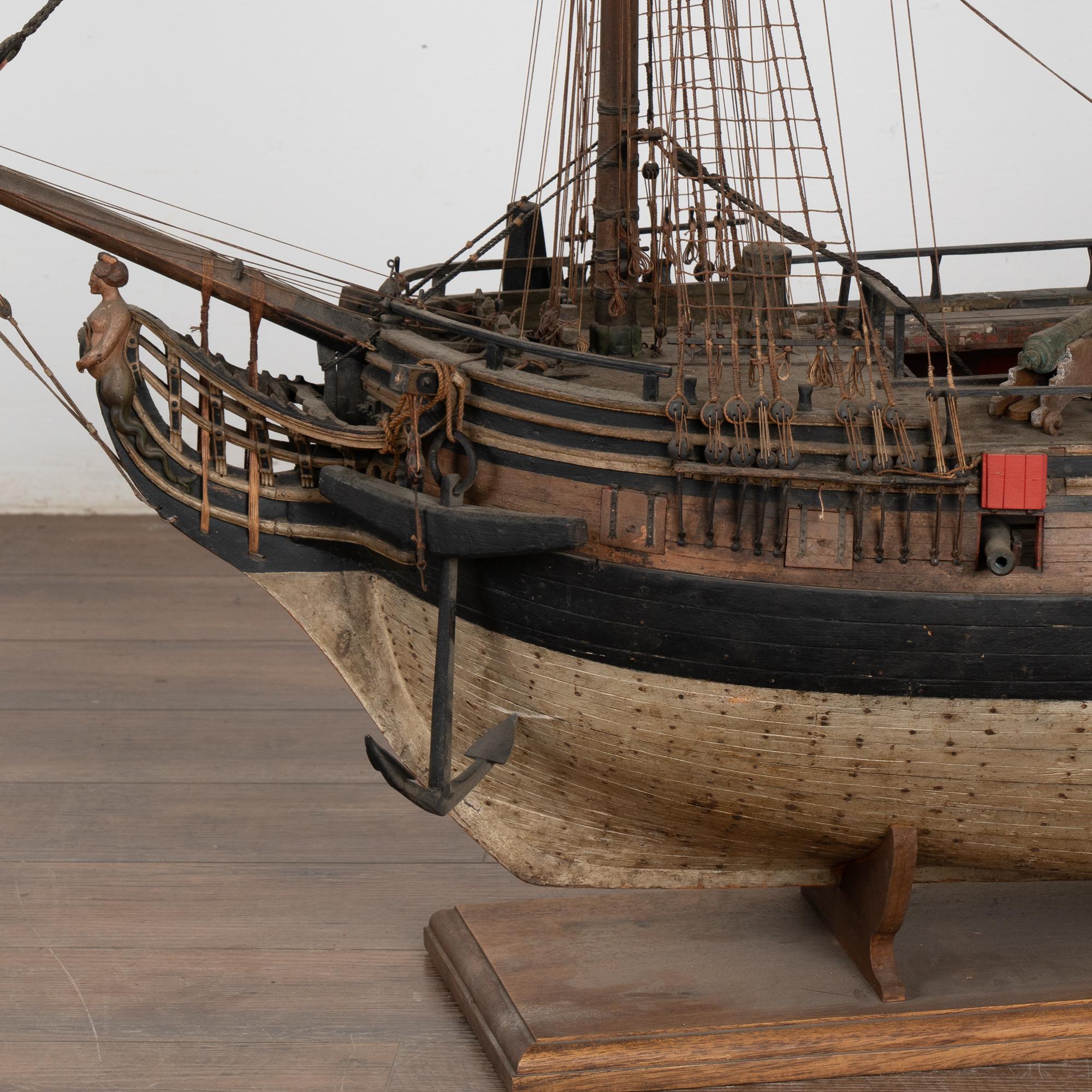 Grande modello di nave La Sirene con cannoni e testa d'albero di una sirena, Francia, circa 1880 In condizioni buone in vendita a Round Top, TX