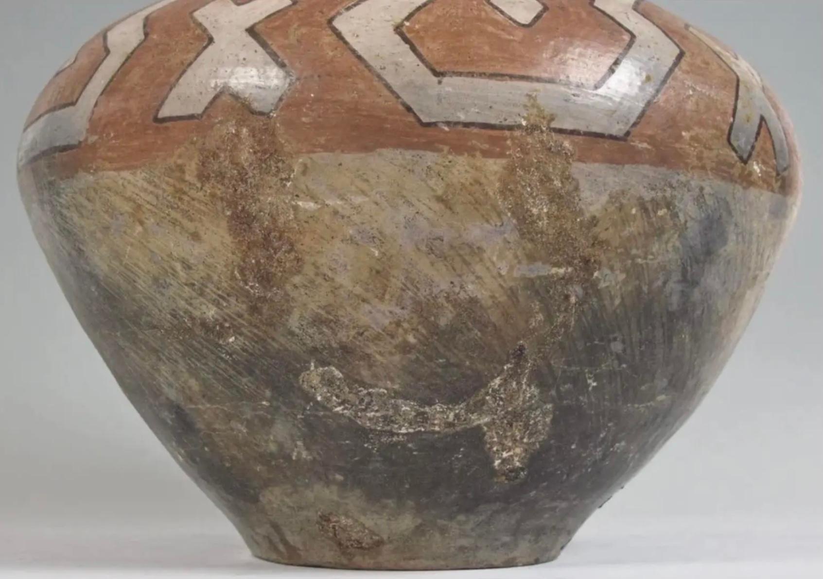 Grand pot en céramique péruvien Shipibo polychrome et géométrique. Ce type de grands pots en terre cuite à engobe était traditionnellement utilisé comme récipient de stockage de la bière lors des cérémonies communautaires. Les Shipibo de la rivière