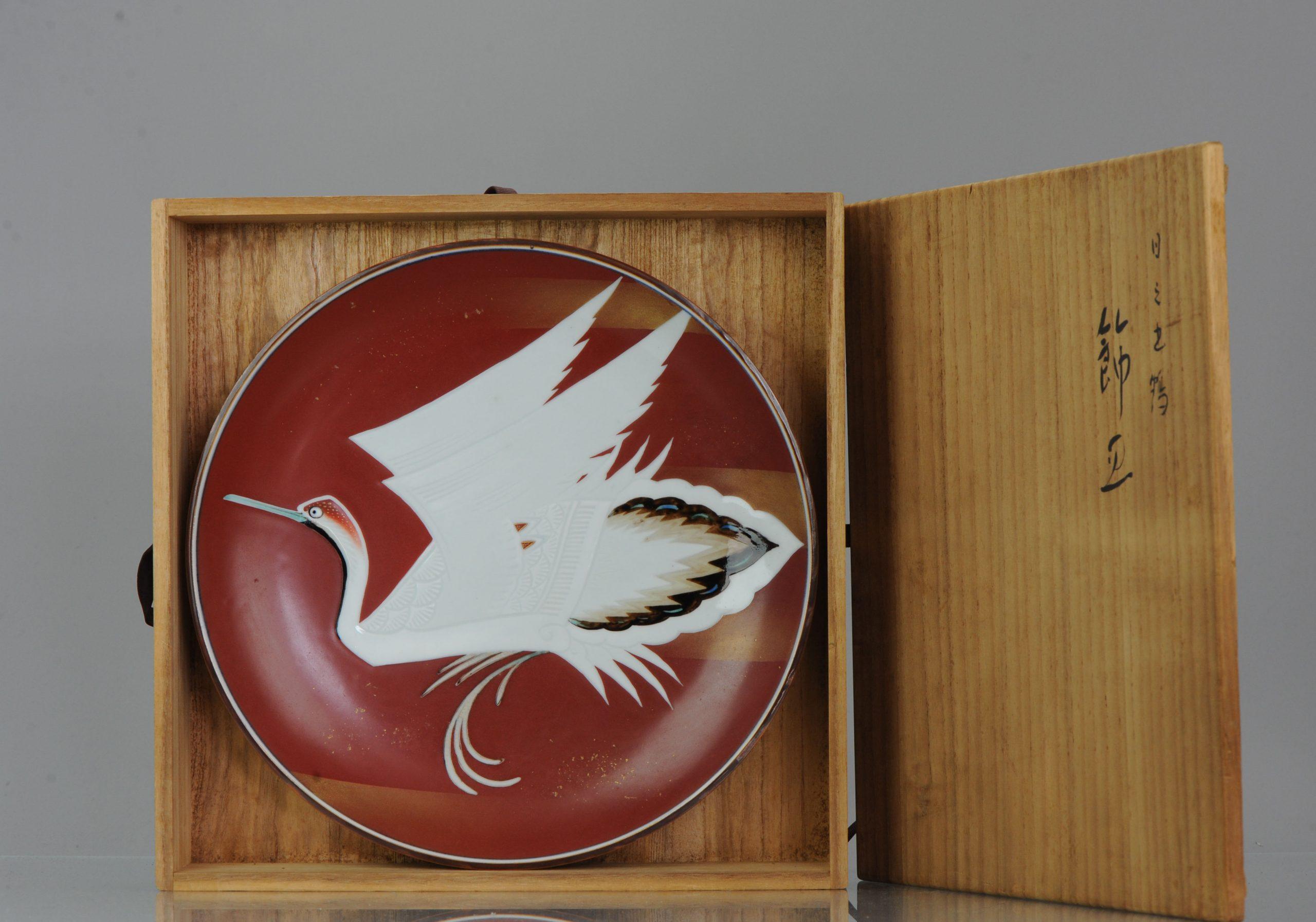 Large Showa Period Japanese 20th Century Porcelain Kutani Crane Bird Plate In Good Condition For Sale In Amsterdam, Noord Holland