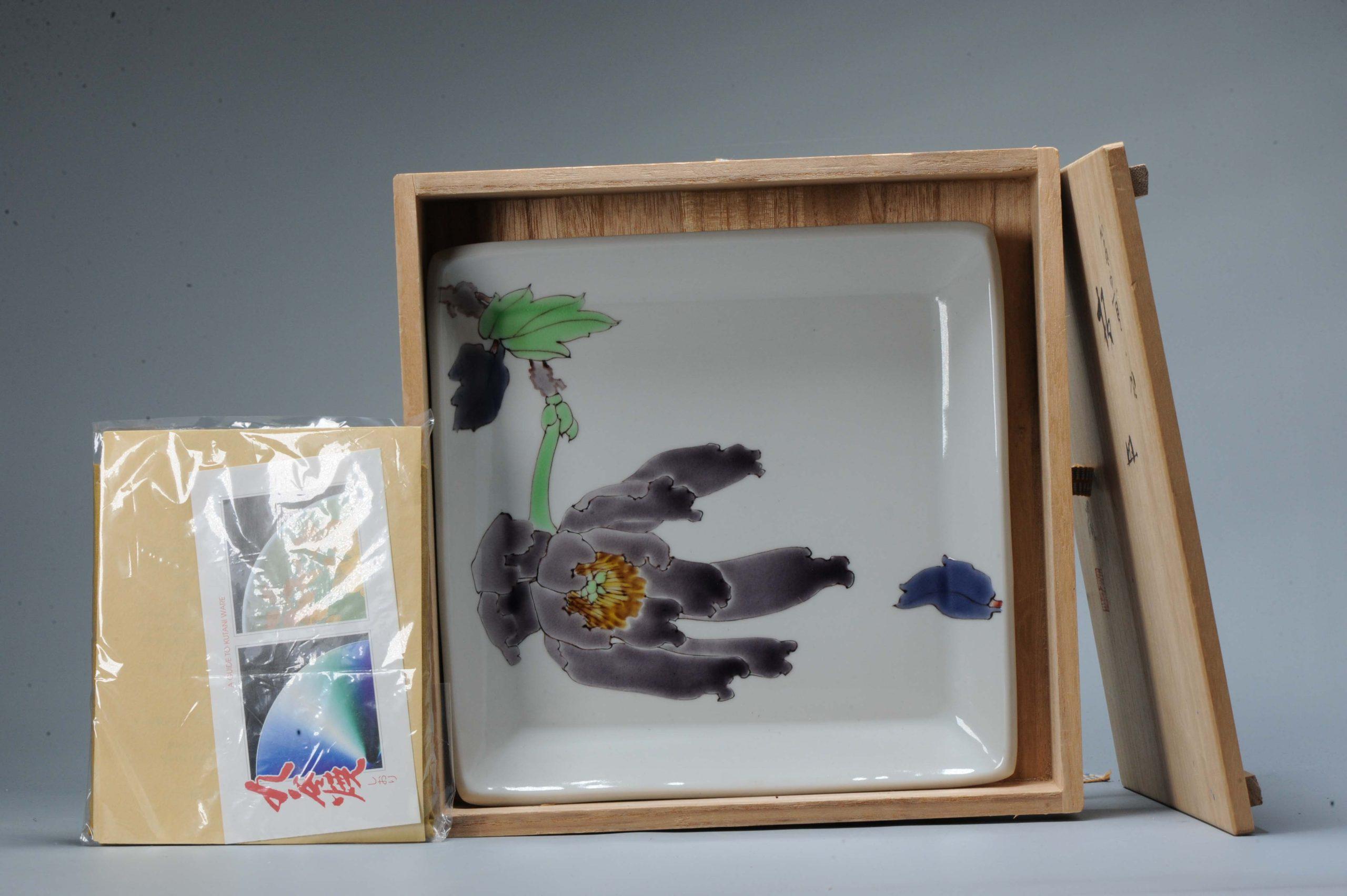 Großer Teller aus japanischem Kutani-Porzellan der Showa-Periode mit Blumen, 20. im Zustand „Gut“ im Angebot in Amsterdam, Noord Holland