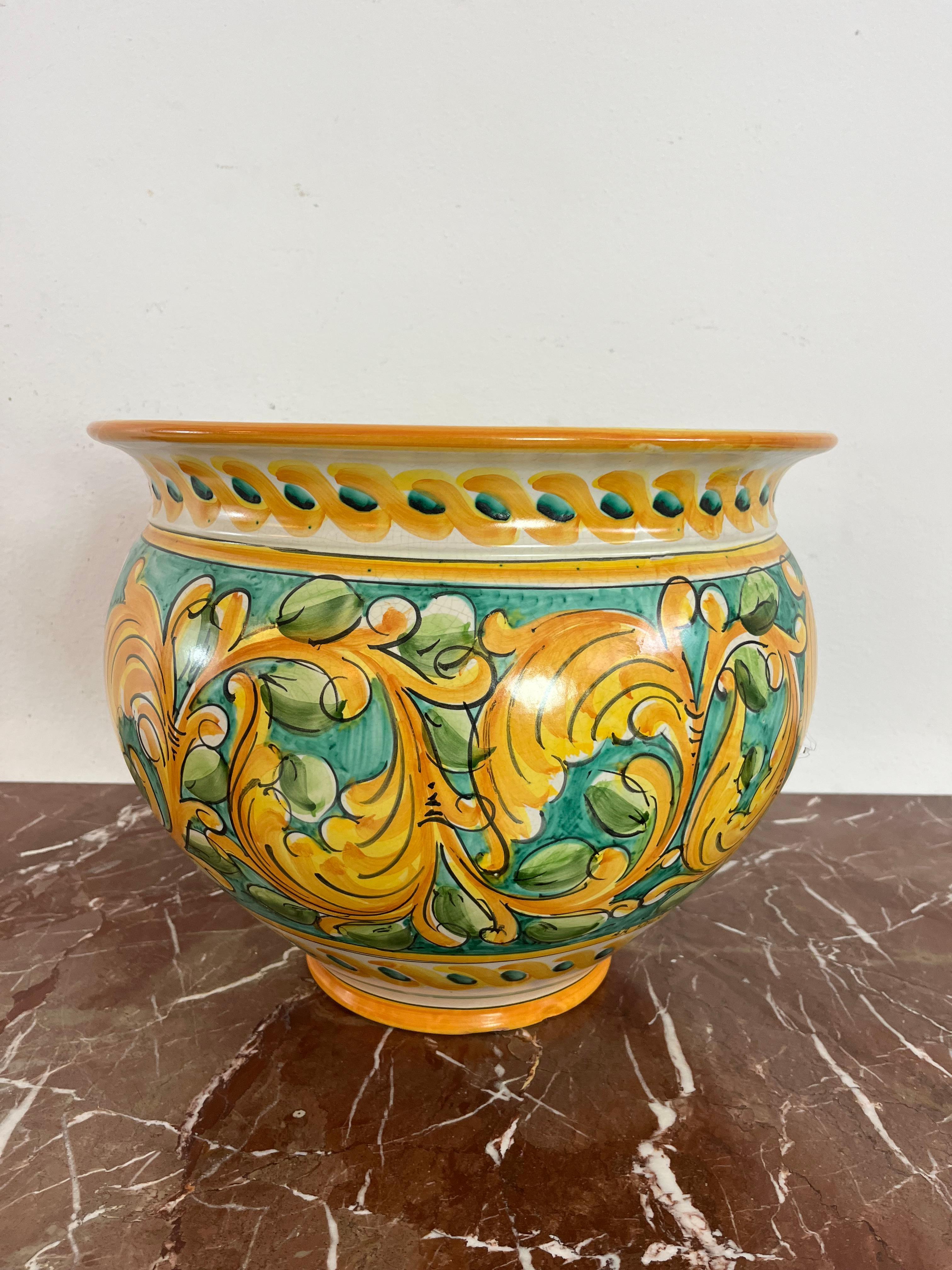 Grande cachepot siciliano in ceramica smaltata di Santo Stefano di Camastra, anni '70
Condit e in buone condizioni.