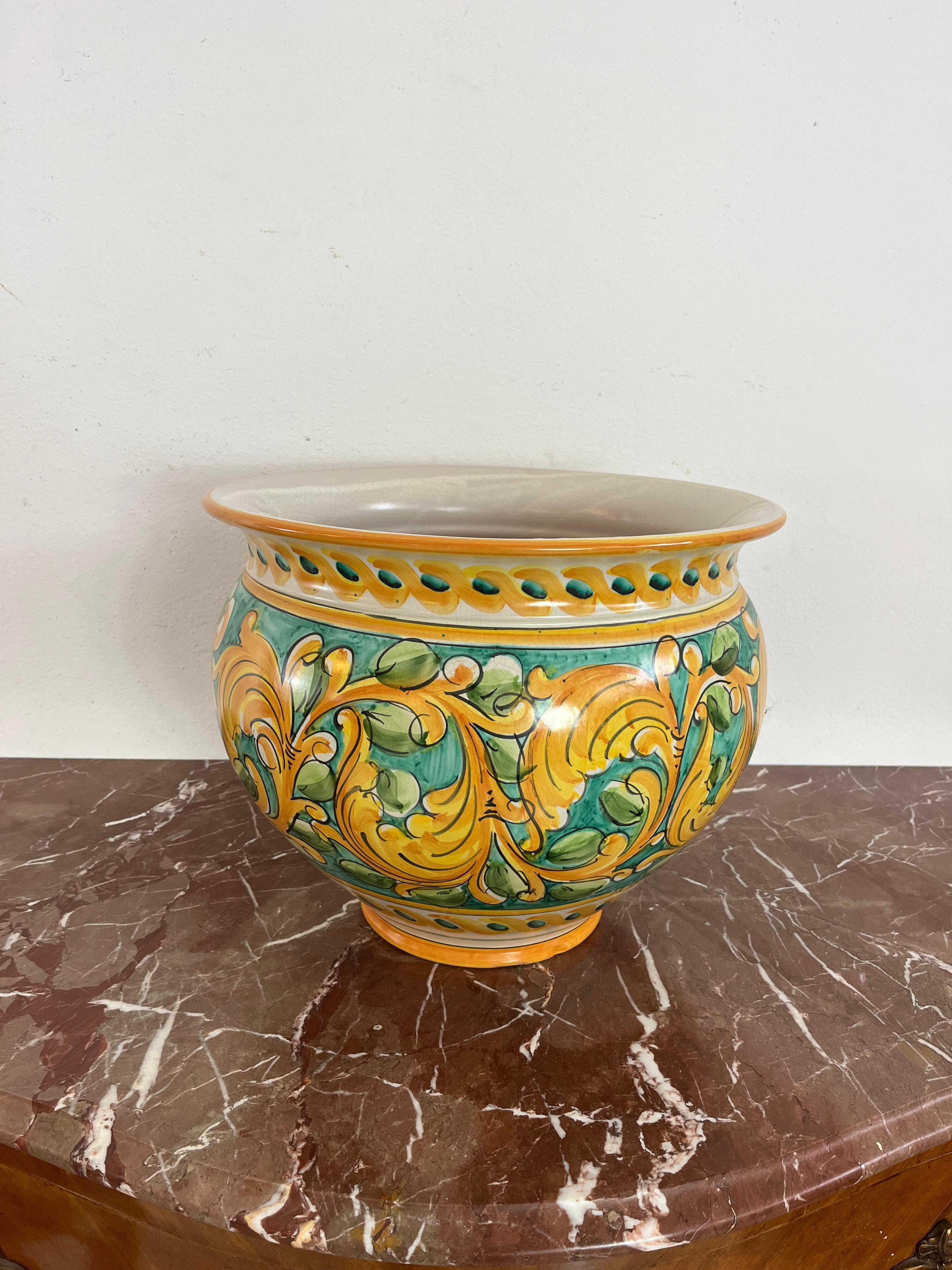 Italiano Grande cachepot siciliano in ceramica smaltata di Santo Stefano di Camastra, anni '70 in vendita