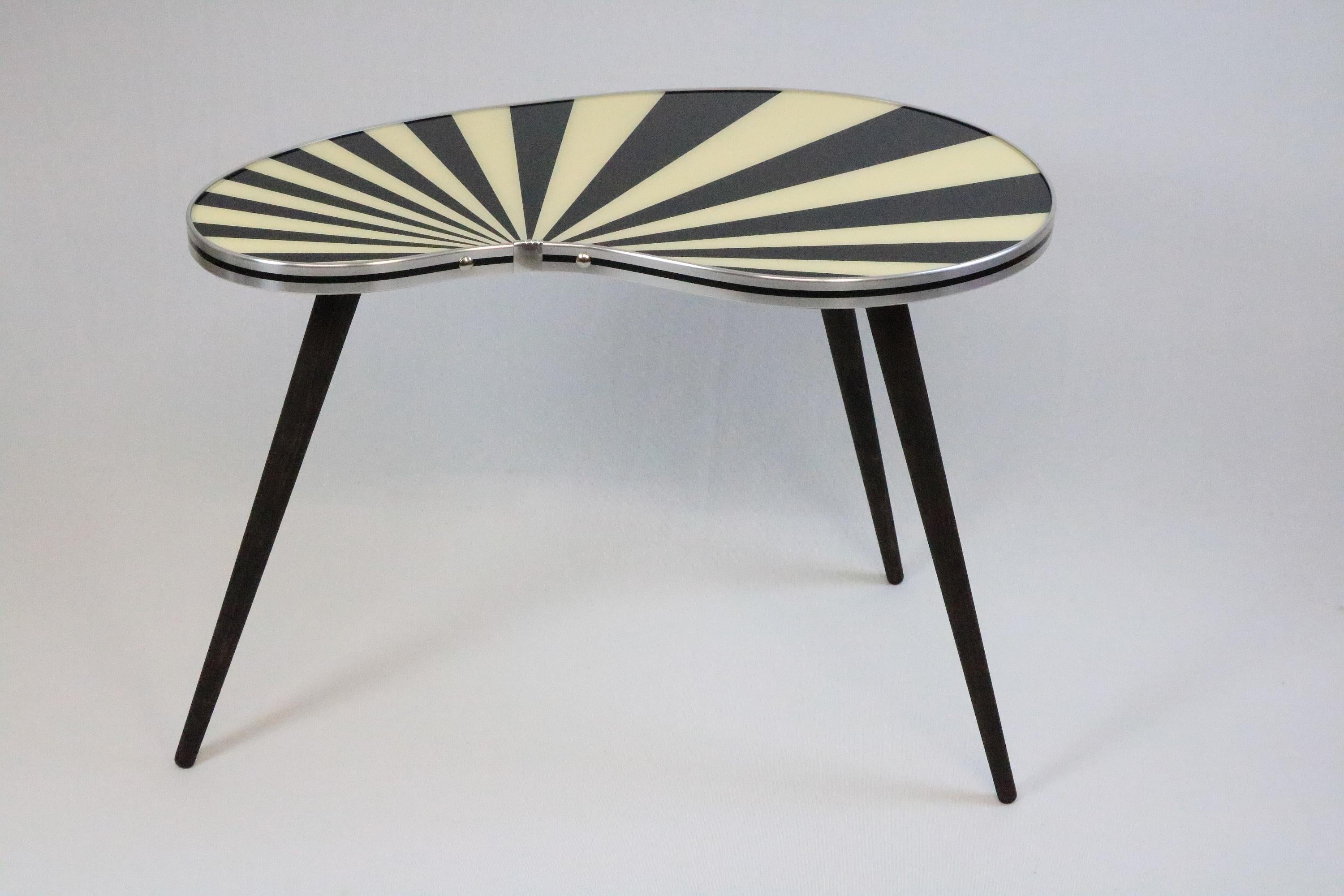 Offre exclusive d'une grande table d'appoint en forme de rein. 
Très décoratif en rayures colorées noir-blanc.
Doublure de bord argentée avec une bande noire. 
La décoration n'est pas comprise dans l'offre.

Vous pouvez également obtenir cette table