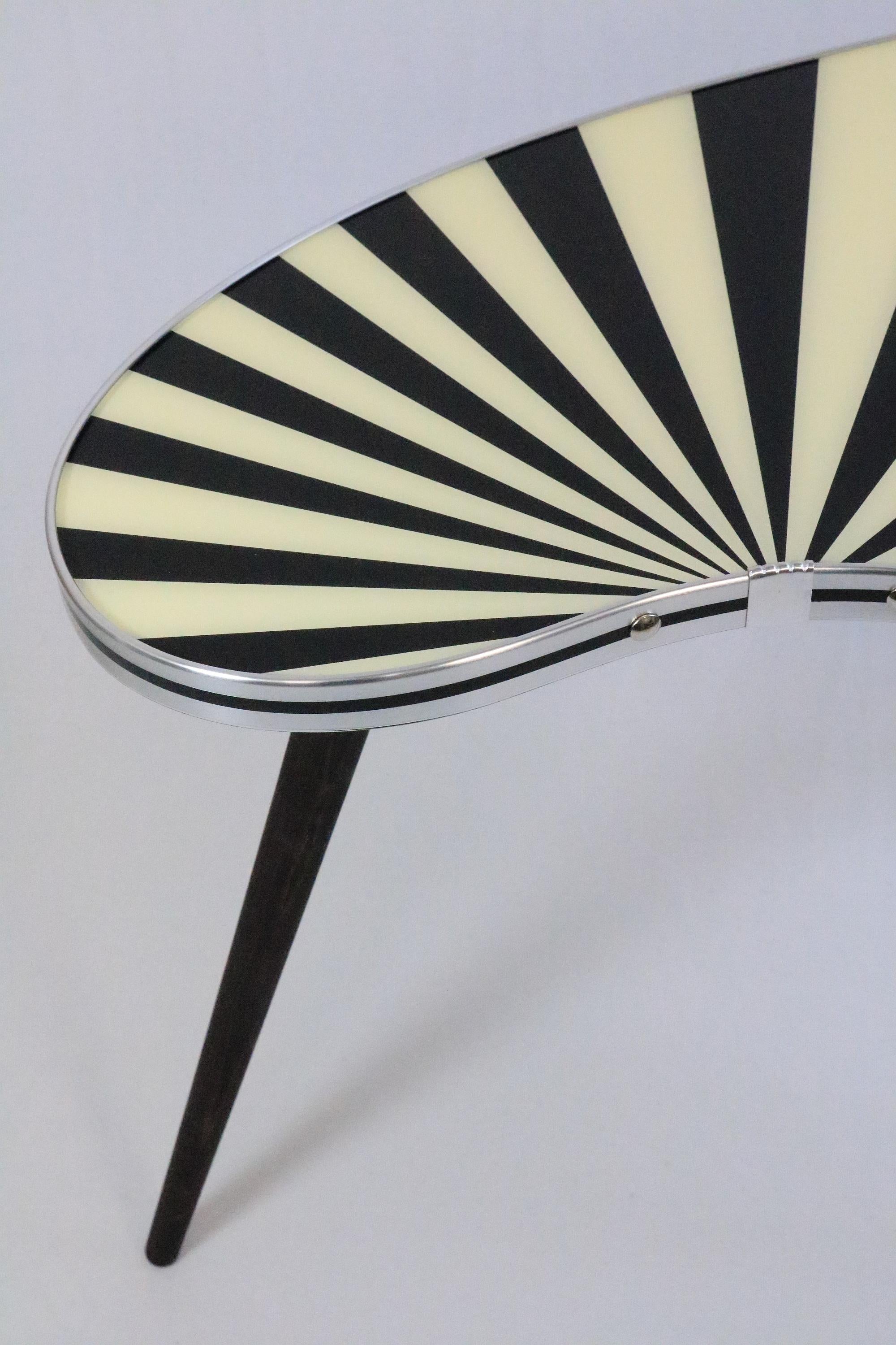 Mid-Century Modern Grande table d'appoint, en forme de rein, noir-blanc, Silver, 3 pieds Elegance, style années 50 en vente
