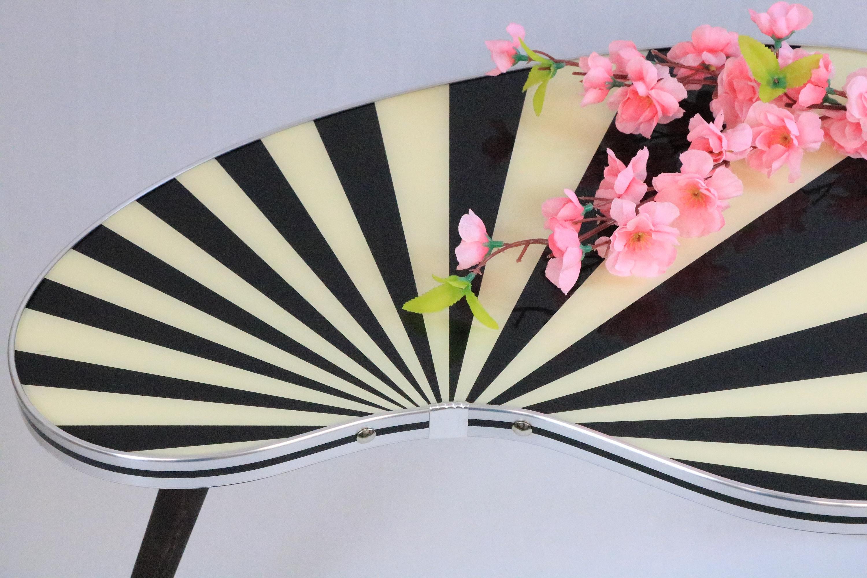 Allemand Grande table d'appoint, en forme de rein, noir-blanc, Silver, 3 pieds Elegance, style années 50 en vente