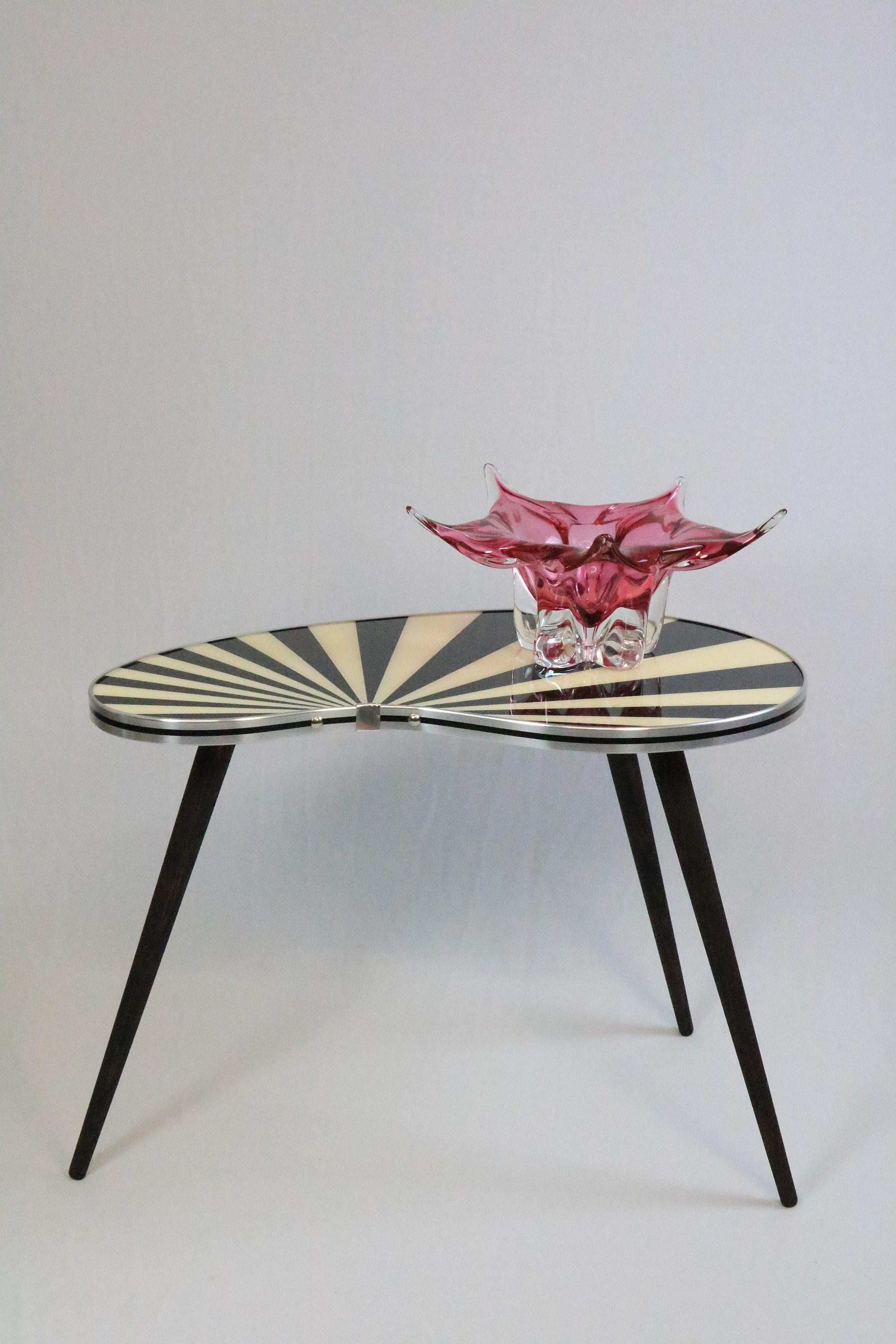 Fait main Grande table d'appoint, en forme de rein, noir-blanc, Silver, 3 pieds Elegance, style années 50 en vente