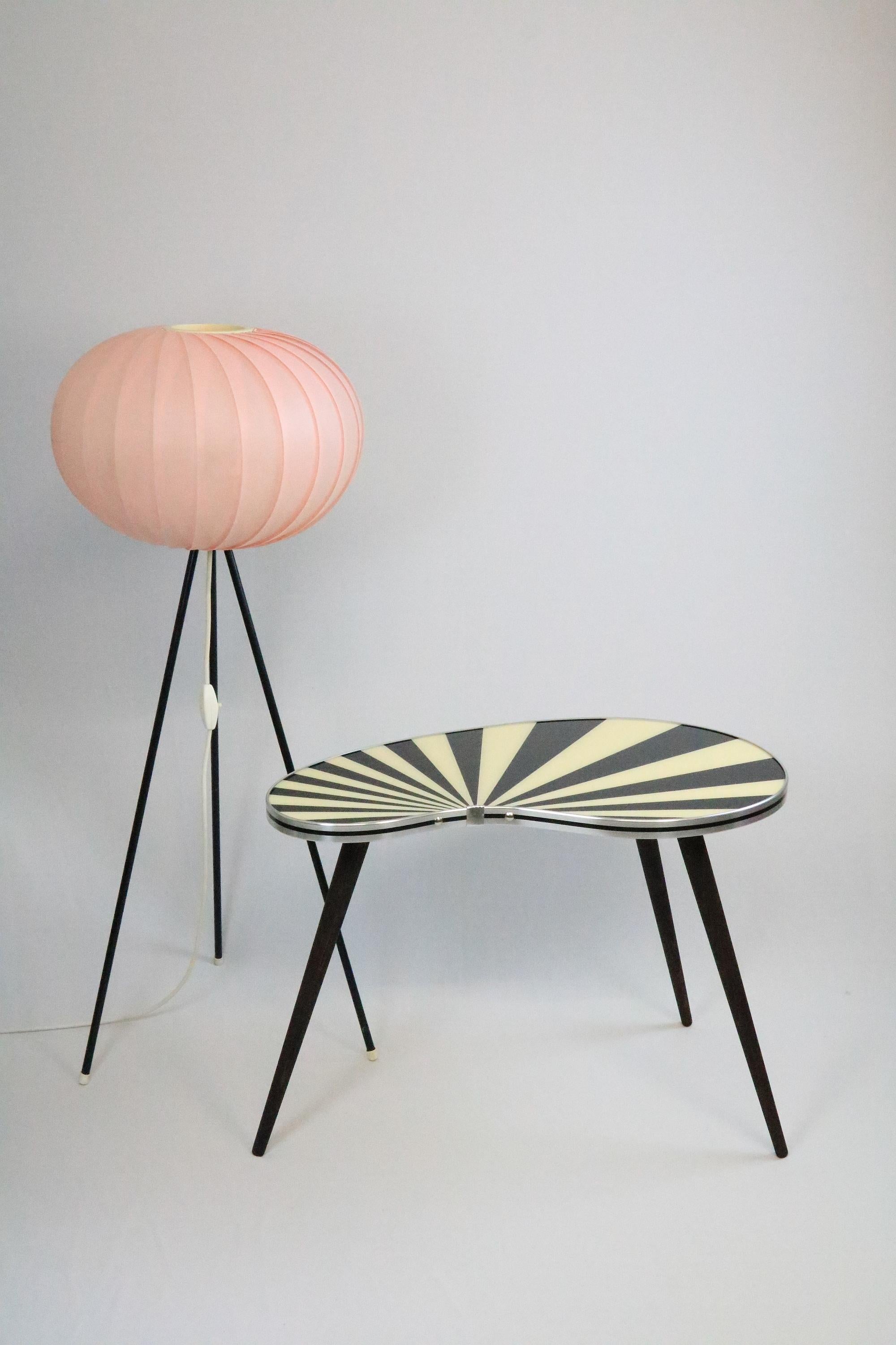 Grande table d'appoint, en forme de rein, noir-blanc, Silver, 3 pieds Elegance, style années 50 Neuf - En vente à Berlin, BE