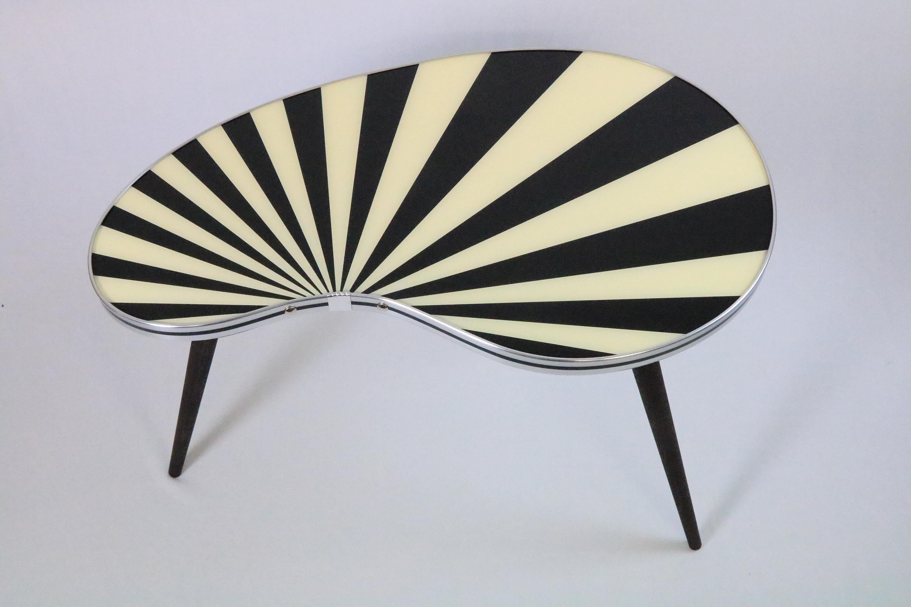 Grande table d'appoint, en forme de rein, noir-blanc, Silver, 3 pieds Elegance, style années 50 en vente 1