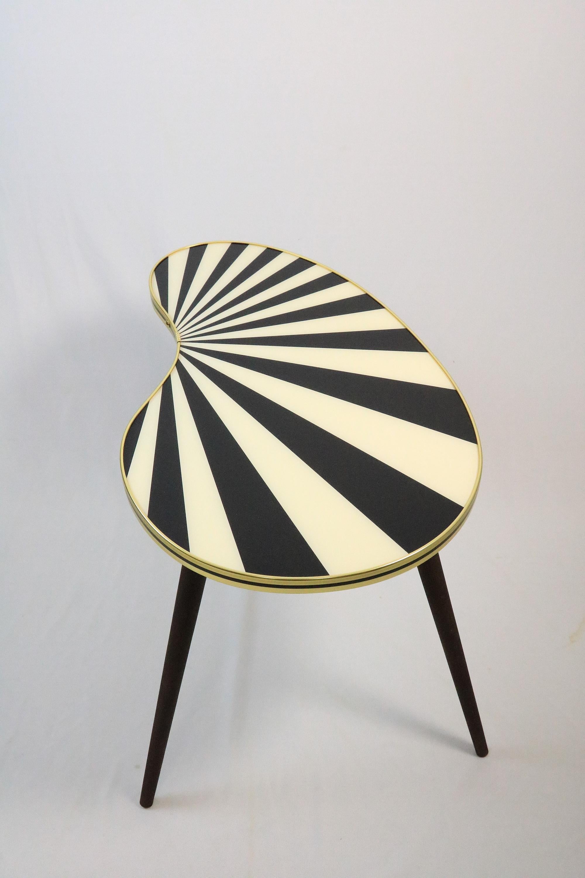 Offre exclusive d'une grande table d'appoint en forme de rein. 
Très décoratif en rayures colorées noir-blanc.

Ces tables sont une nouvelle production de haute qualité d'après les modèles originaux des années 1950.

Veuillez noter les dimensions