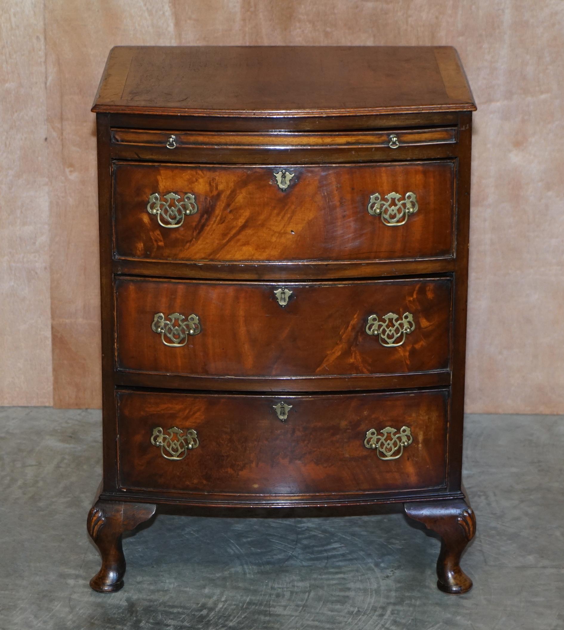 We are delighted to offer this lovely bow fronted Mahogany Chest of drawers with slip serving tray

A good looking, decorative and well made piece. Its based on an early 18th century design, the timber patina is wonderful, it has a butlers / slip