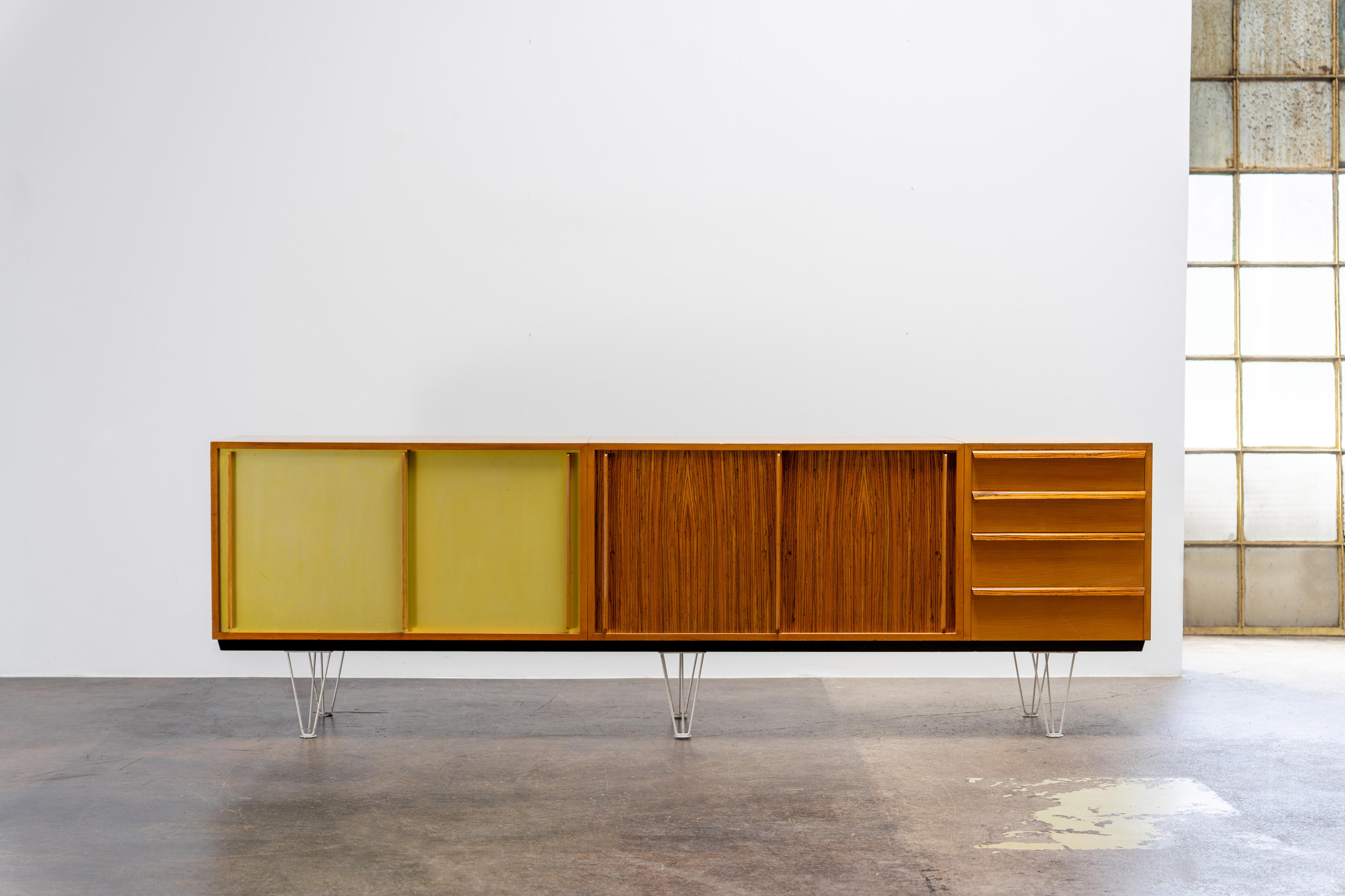 Grand buffet d'Alfred Altherr
K. H. Frey Freba Typenmöbel, années 1950

Rare buffet de grand format des années 1950, conçu par Alfred Altherr pour K.H. Frey Freba Typenmöbel. La pièce présente une silhouette architecturale épurée, rehaussée par des