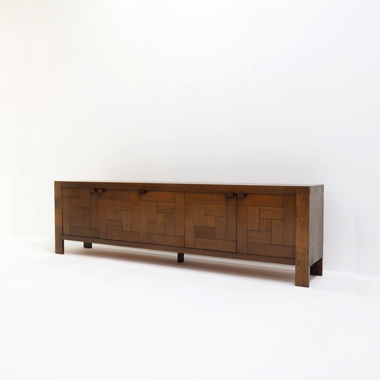 Grand buffet belge conçu dans les années 1970 par Frans Defour pour Defour.

Le buffet est composé d'un cadre en chêne massif avec des panneaux de porte en placage de chêne qui présentent un design graphique. Notez la belle apparence brutaliste et
