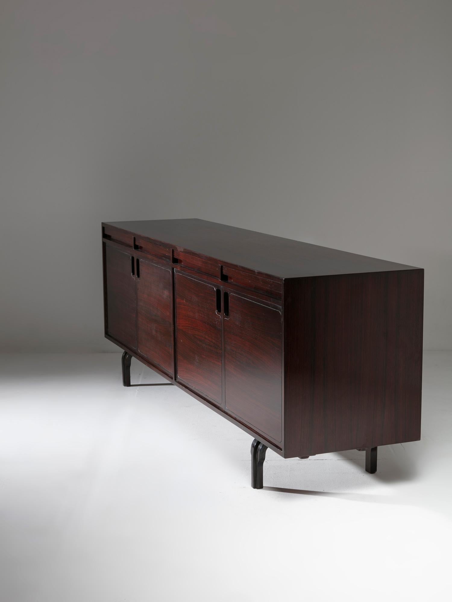Generous piece by Renato Magri for Cantieri Carugati.
Highly detailed piece with four doors and four drawers.